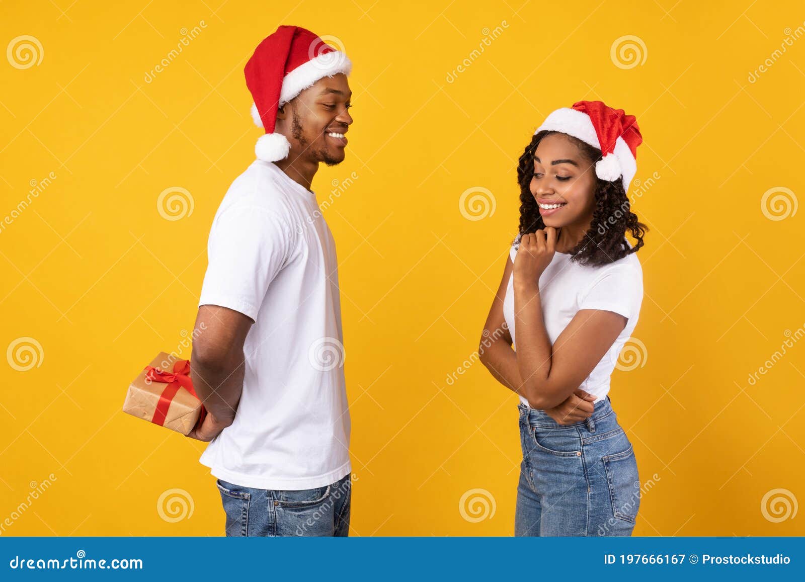 Namorado Segurando Presente De Natal Surpresa Para Namorada Sobre Fundo Amarelo Imagem de Stock - Imagem de homem, presente: 197666167 Namorado Segurando Presente De Natal Surpresa Para Namorada Sobre Fundo Amarelo Imagem de Stock - Imagem de homem, presente: 197666167