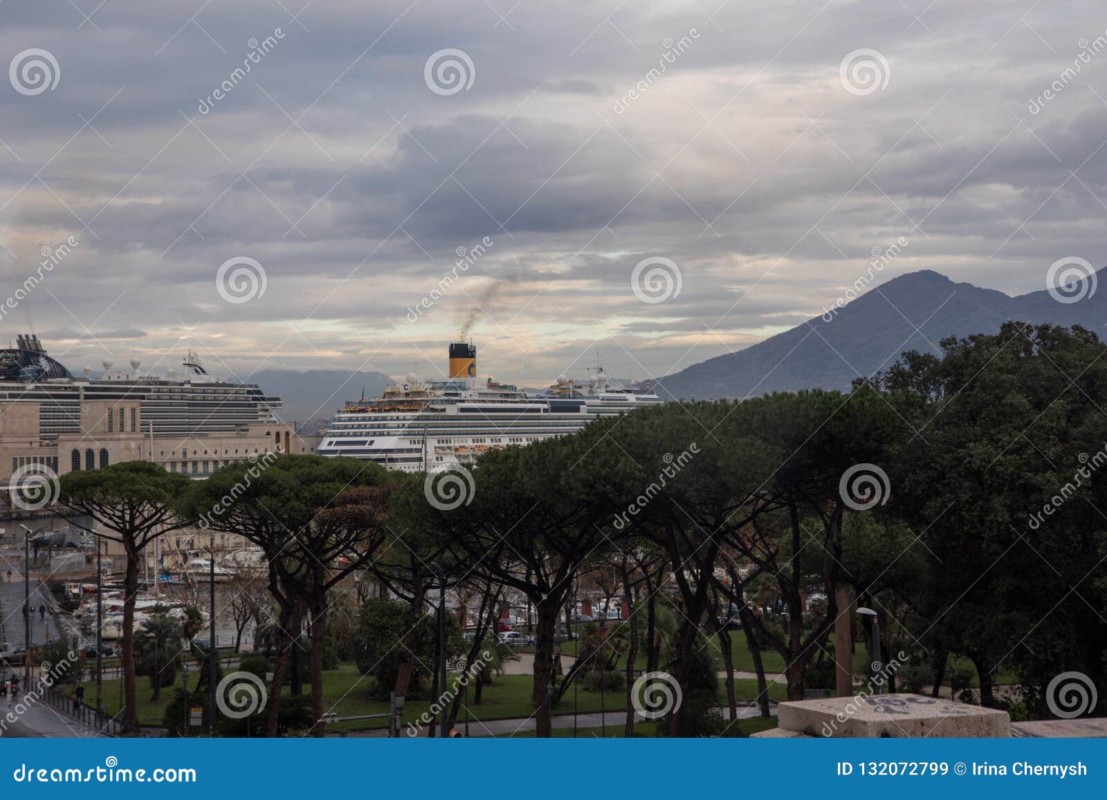 NAPELS, ITALIË - 04 November, 2018 het Costa Fascinosa-cruiseschip in de Napli-zeehaven bij de cruisesterminal De achtergrond van de Vesuvius