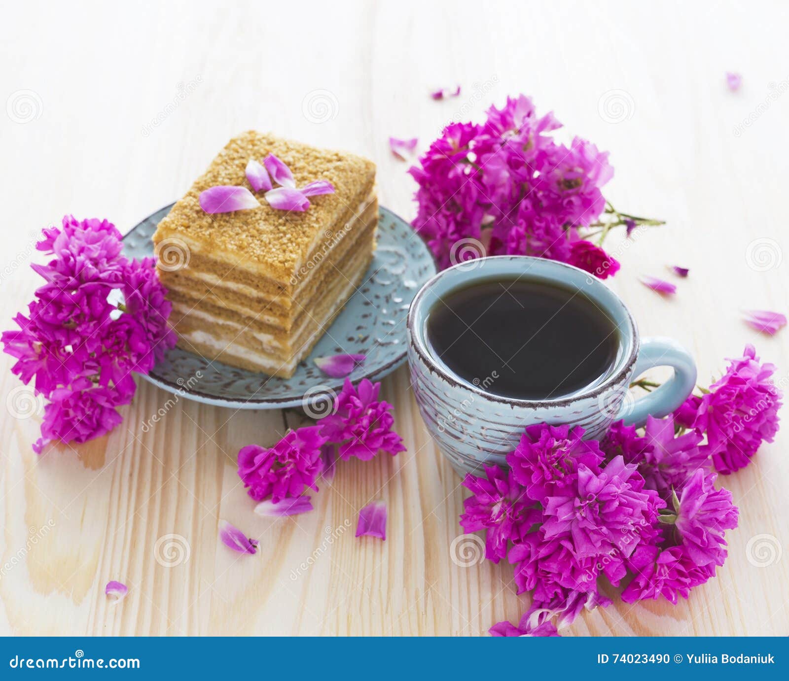 Napoleon Kuchen Tasse Kaffee Stockfoto Bild Von Hintergrund Rosen 74023490