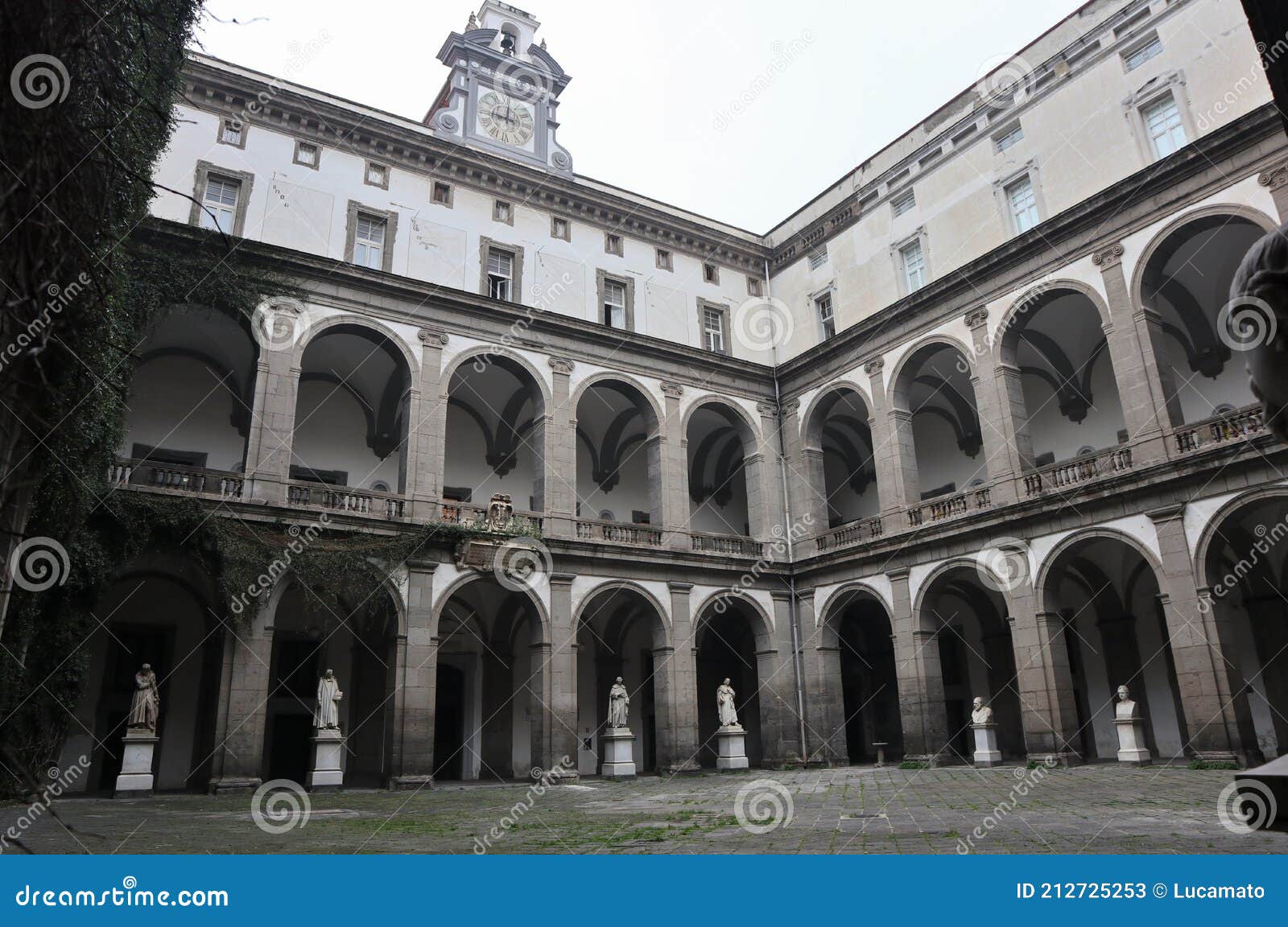 Napoli â€“ Chiostro Del Salvatore O Cortile Delle Statue Editorial ...