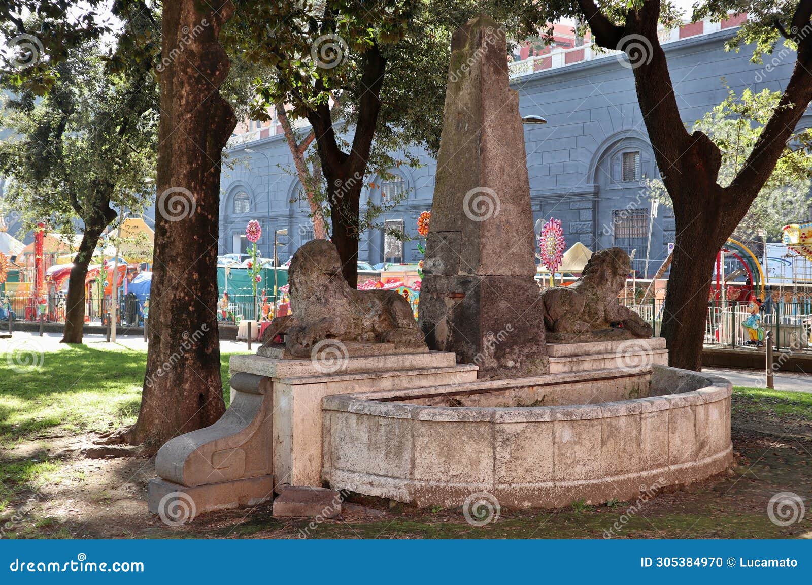 napoli - fontana dei leoni nei giardini molosiglio