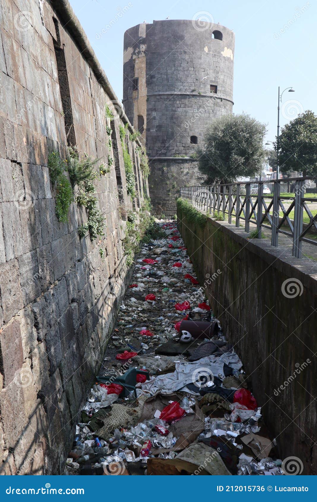 napoli - torre del castello del carmine dal fossato