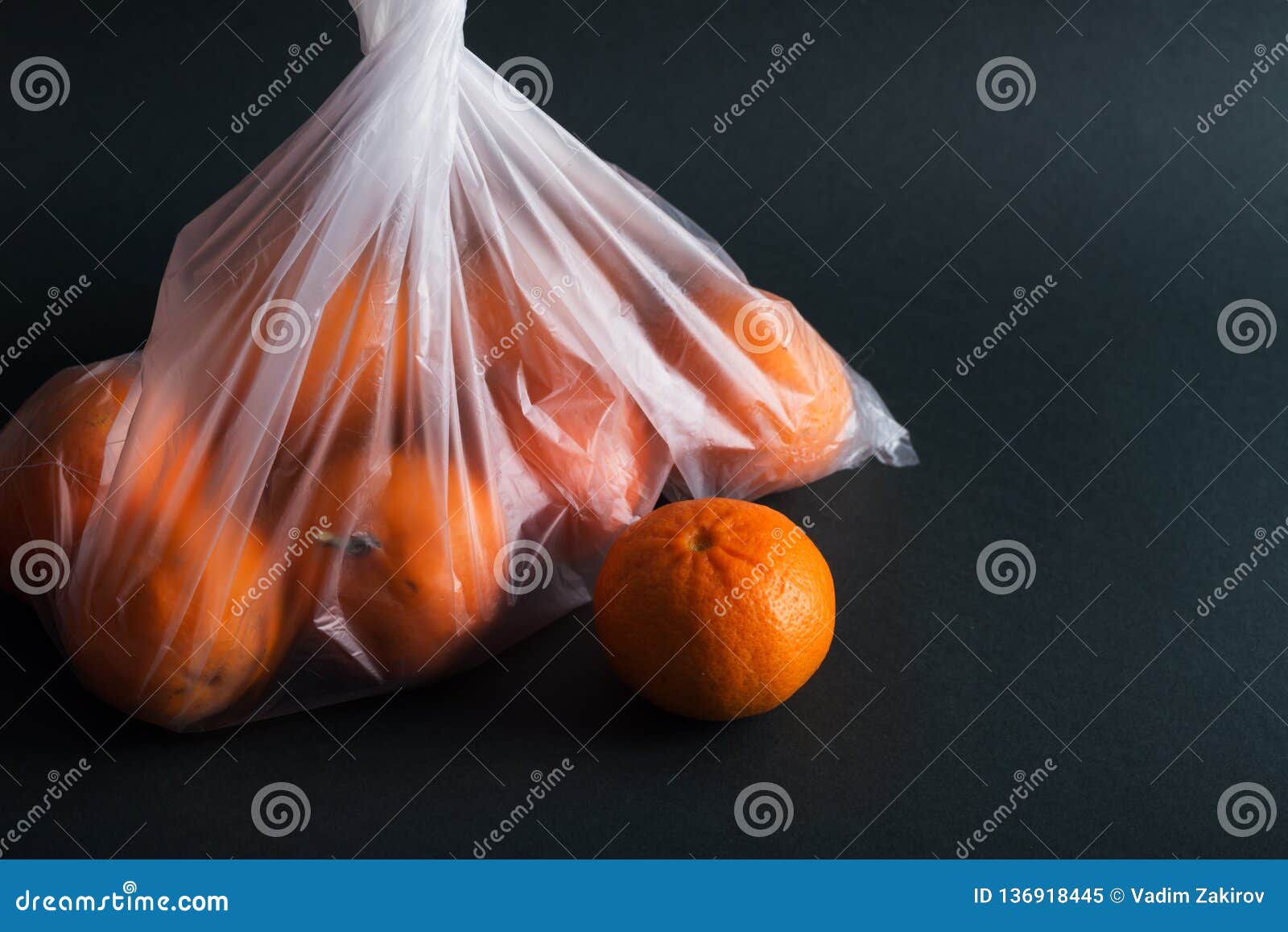 В пакете лежат мандарины. Мандарины в пакете. Апельсины в пакете. Фрукты в целлофановом пакете. Пакет мандаринов.