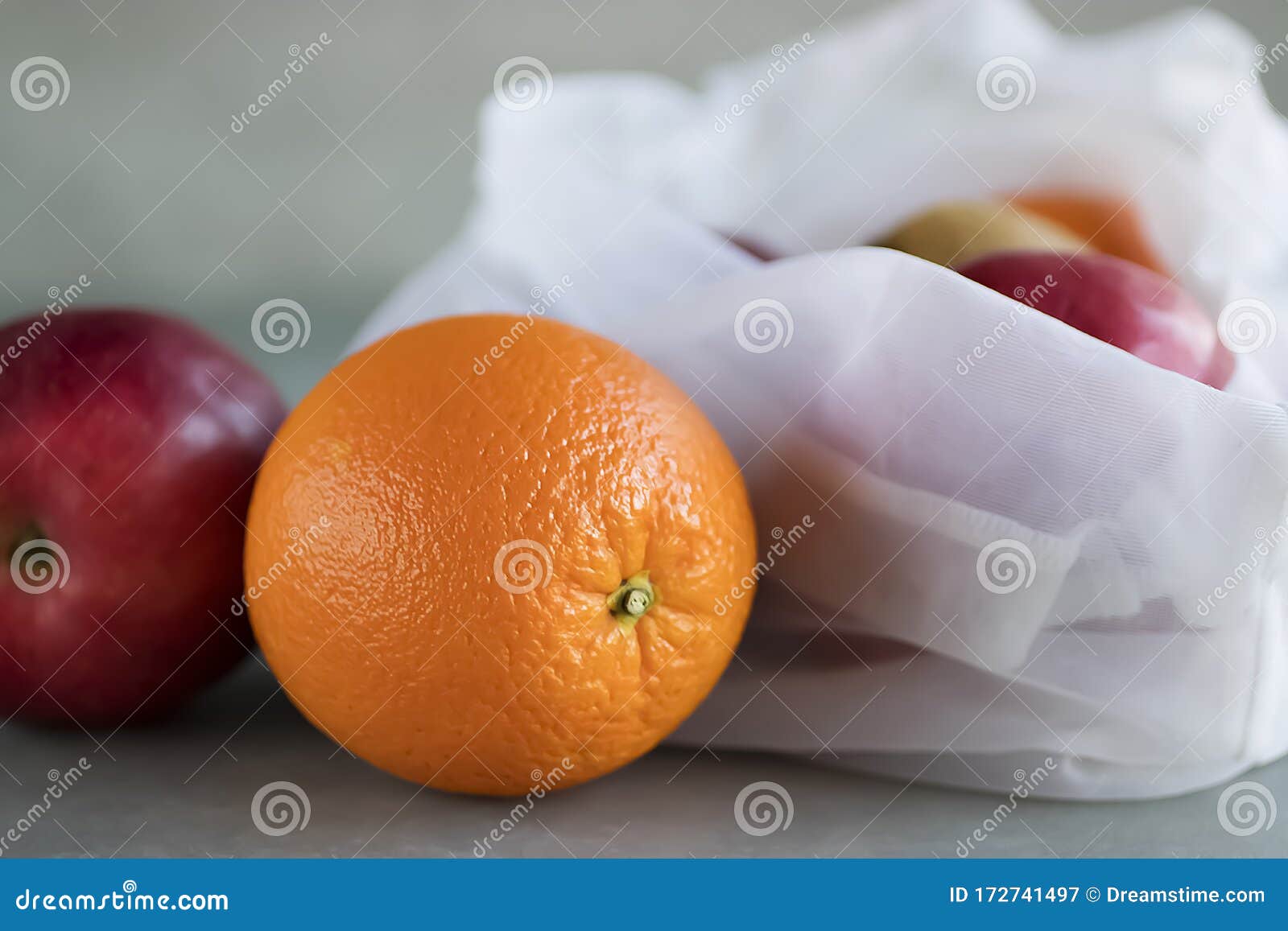 Naranjas Enteras, Manzanas Y Kiwi Frescos En Bolsas De Tela Reutilizables Para  Frutas Eco-paquete El Concepto De No Usar Plástico Imagen de archivo -  Imagen de cubo, salud: 172741497