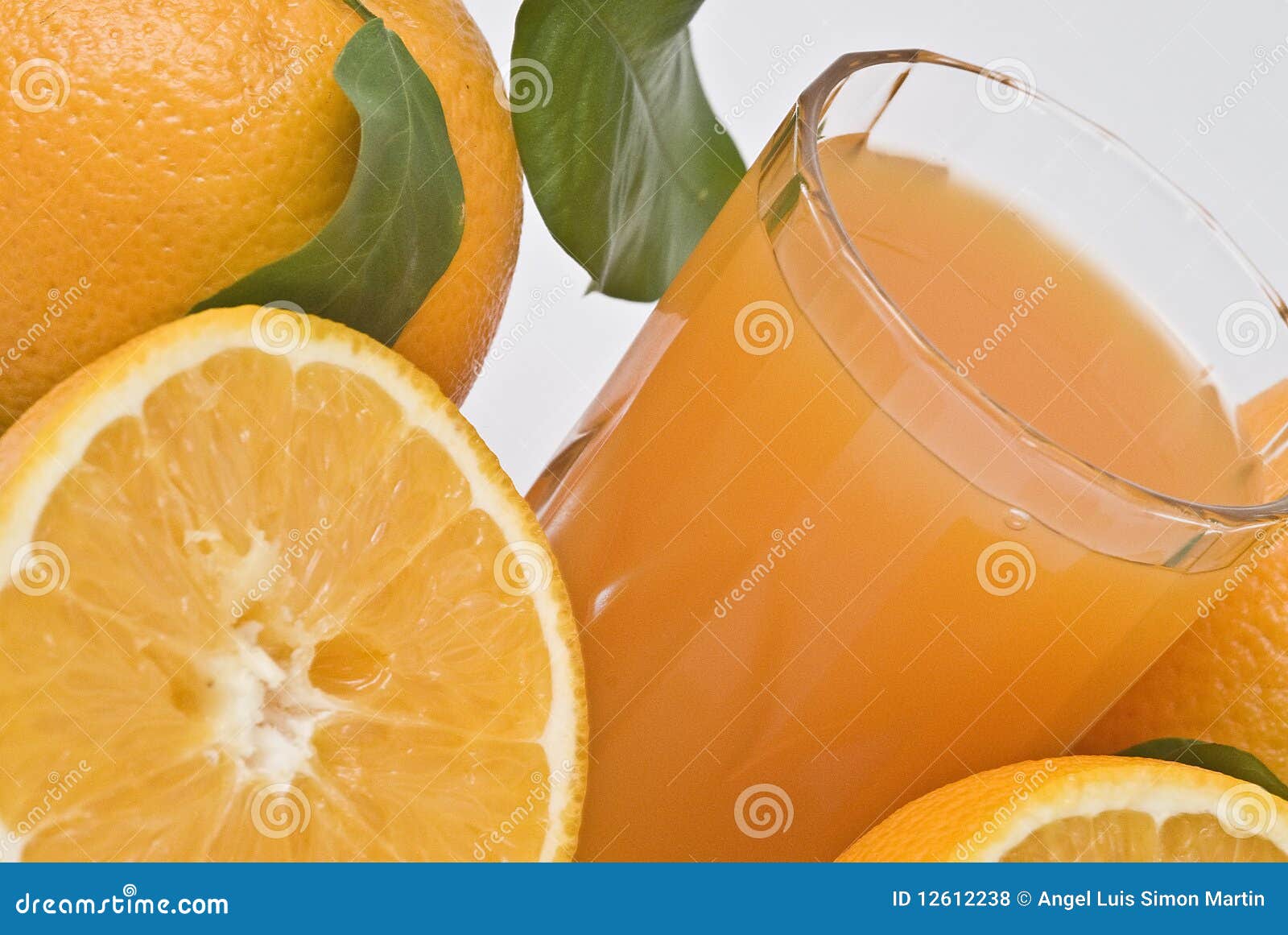 naranjas-y-jugo-en-el-primero-plano-foto-de-archivo-imagen-de-fondo