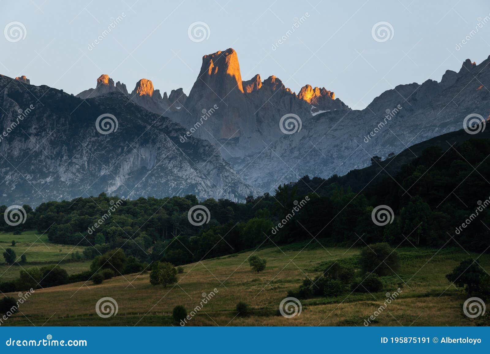 naranjo de bulnes, picu urriellu, from pozo de la oracion lookout point at sunset, picos de europa national park in astur