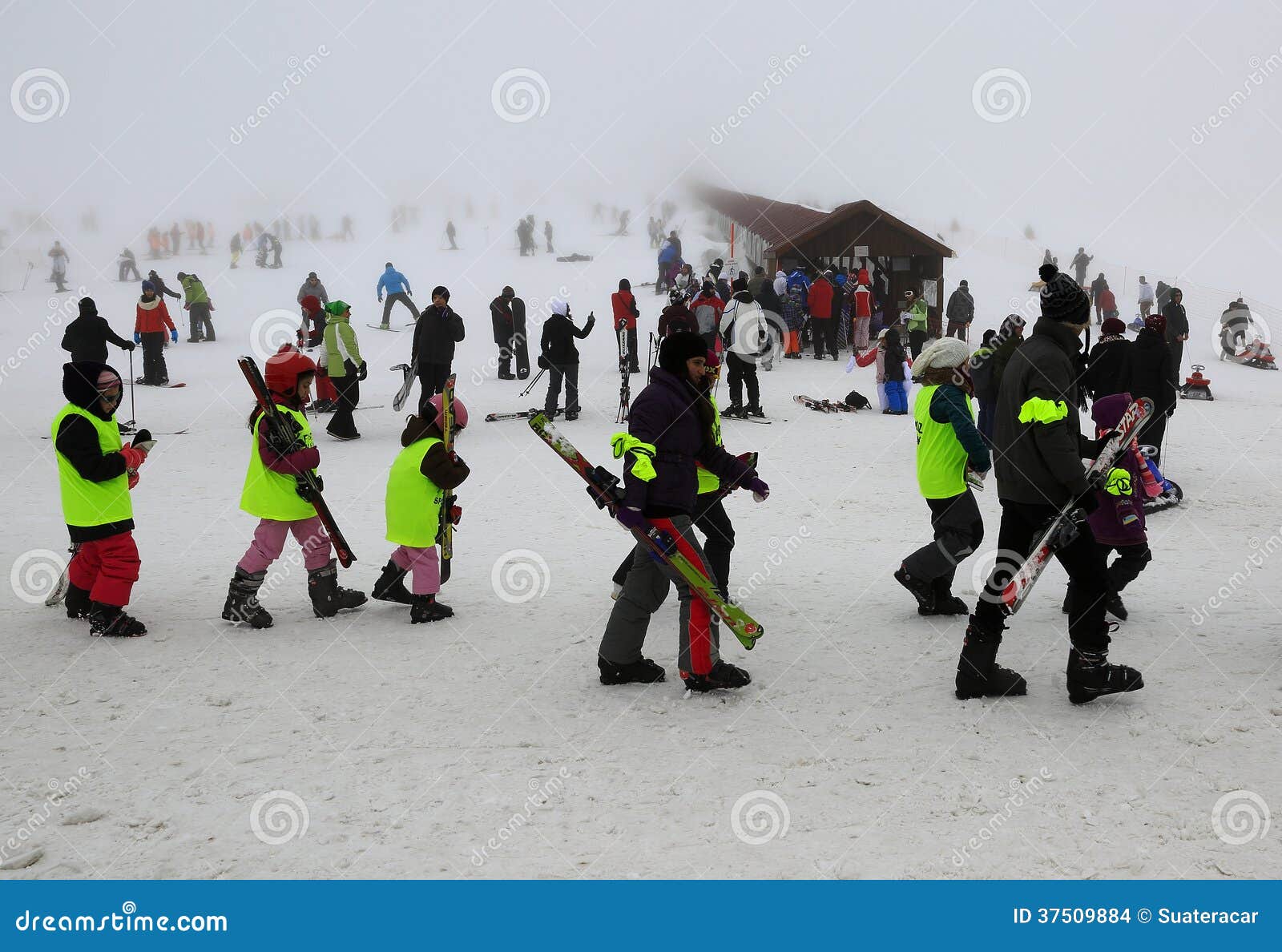 Narciarska lekcja. Dziecko z narciarskimi lekcjami przy narty centrum. 
Góra Erciyes, Turcja