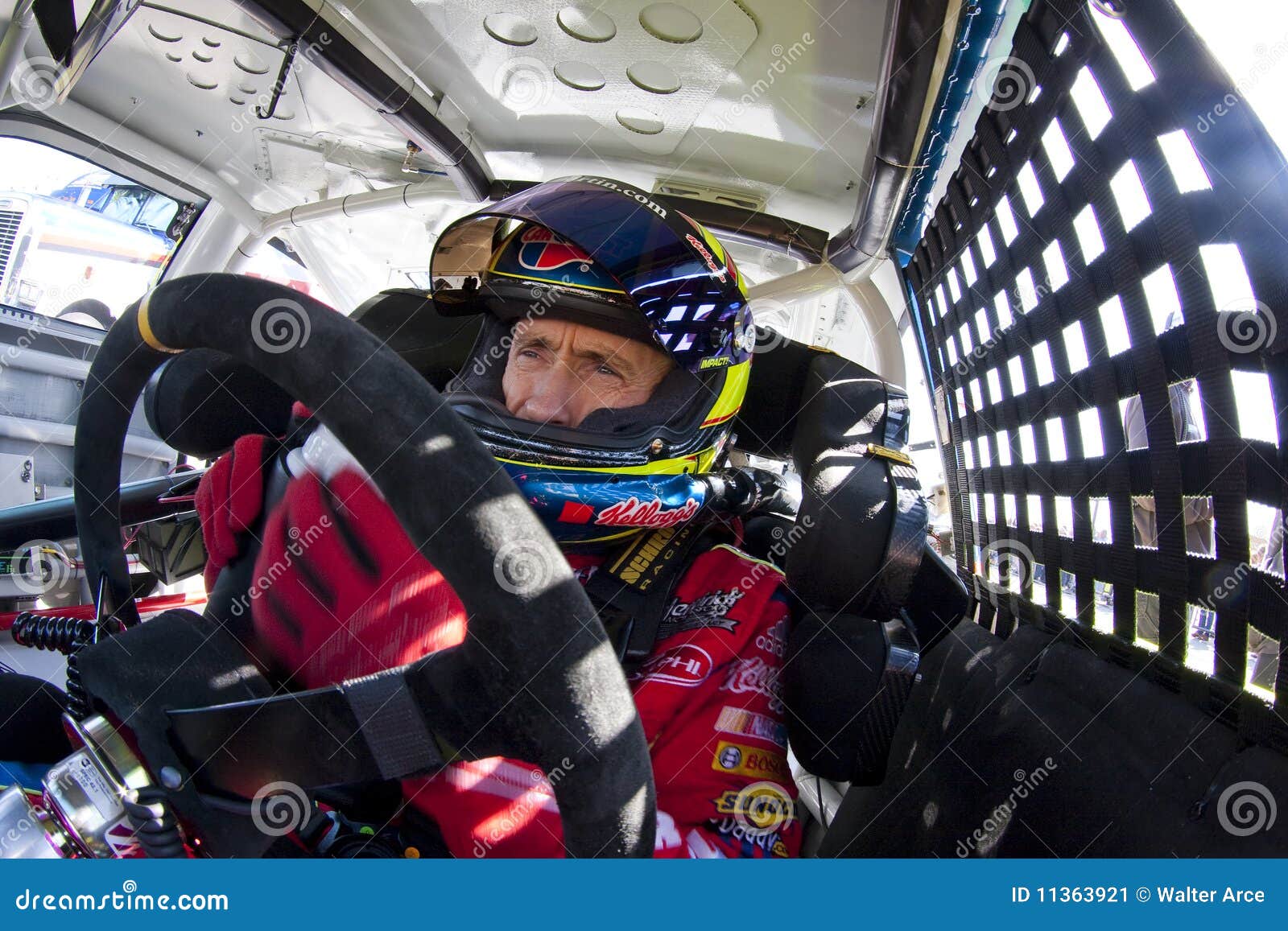 NASCAR: 2. Oktober-Preis-Zerhacker 400. 2. Oktober 2009: Mark Martin wird fertig, für den Preis-Zerhacker 400 zu üben, der von Kraftpapier Foods an der Kansas-Speedway in Kansas City, KS dargestellt wird.