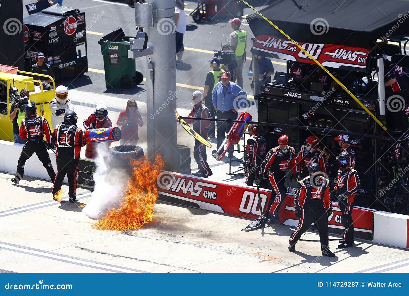 NASCAR: Corredi 300 dell'aliante di Fitzgerald del 14 aprile. 14 aprile 2018 - Bristol, Tennessee, U.S.A.: Un fuoco scoppia nella scatola del pozzo di Cole Custer 00 dopo una fermata del pozzo durante i corredi 300 dell'aliante di Fitzgerald a Bristol Motor Speedway in Bristol, Tennessee