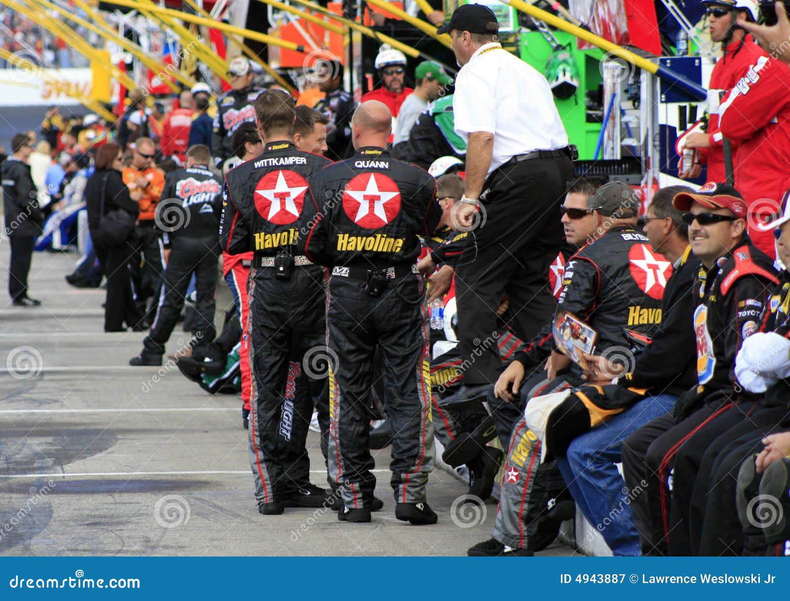 NASCAR crews at the ready editorial photography. Image of ganassi 4943887