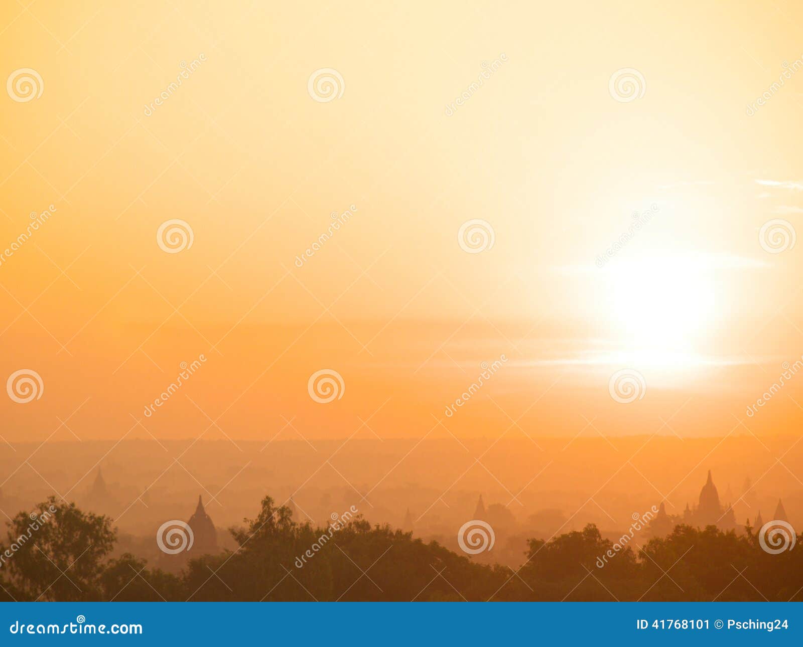 Nascer do sol com opinião dos pagodes de Bagan. Nascer do sol na opinião dos pagodes, Bagan, Myanmar