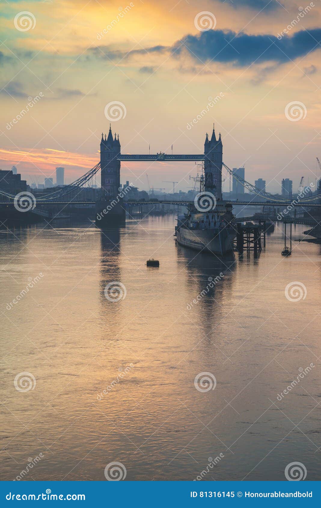 Nascer Do Sol Dourado Do Outono Sobre a Ponte Da Torre Em Londres