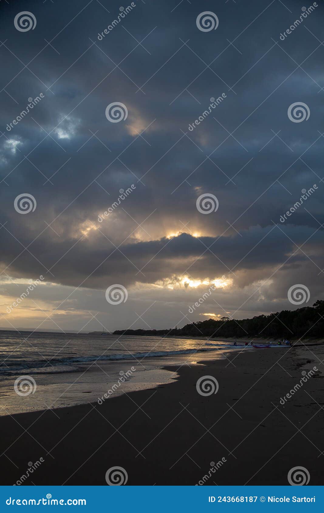 Nascer Do Sol Nublado Na Praia Imagem de Stock - Imagem de praia, sunlight:  243668187, image size:1067x1690