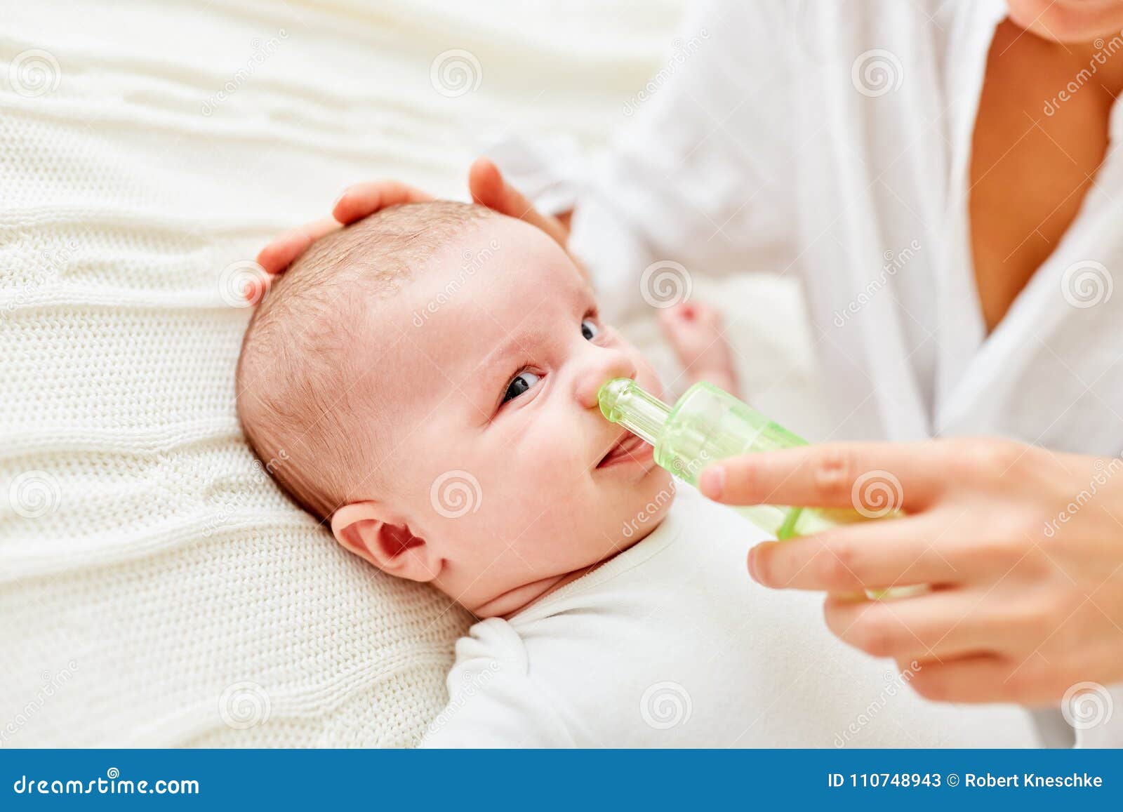 Nase Des Babys Wird Vom Phlegma Freigegeben Stockbild Bild von