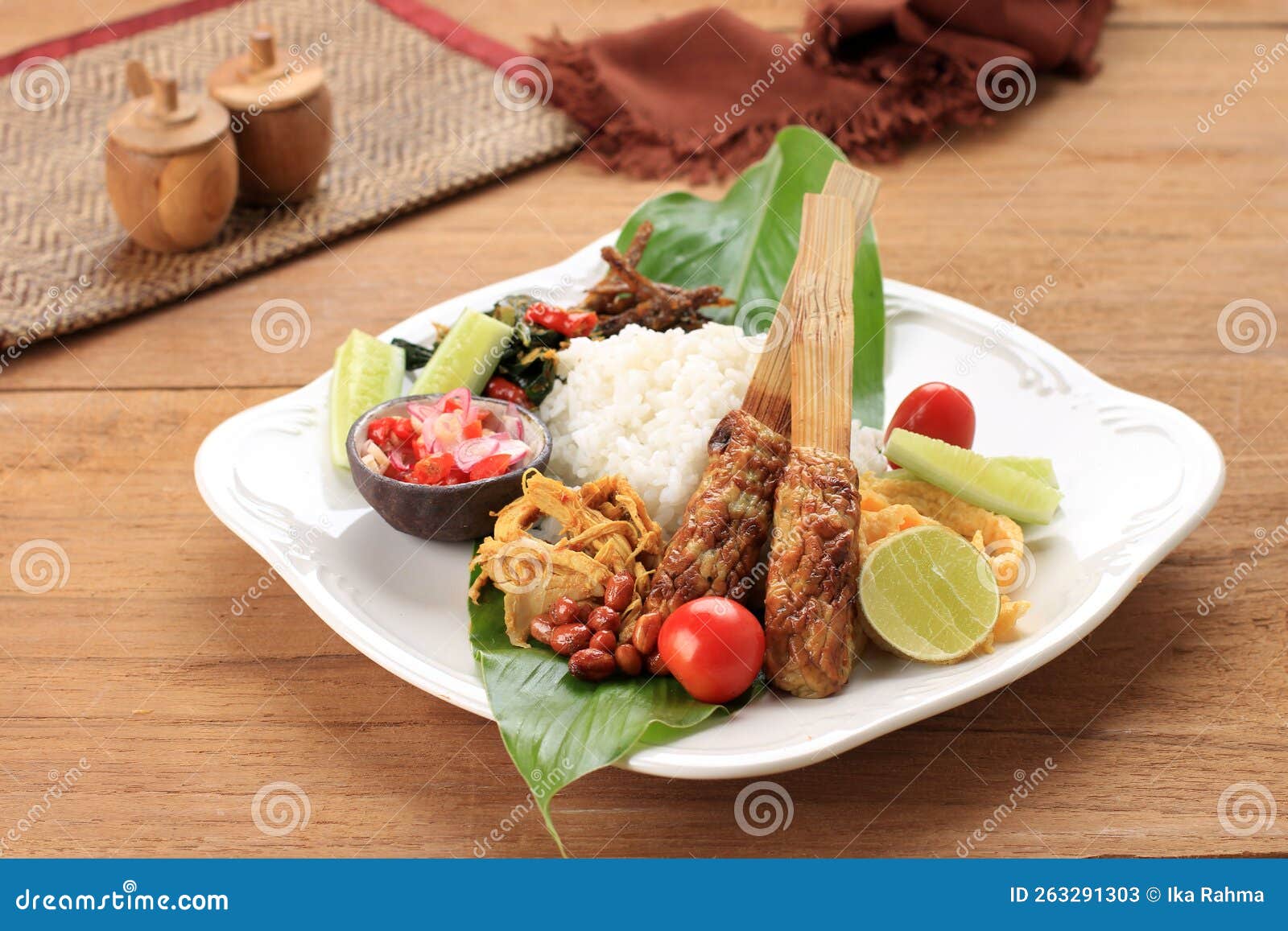 Nasi Campur Bali Indonesischer Balinesischer Reis Mit Sat Lilit Ayam ...