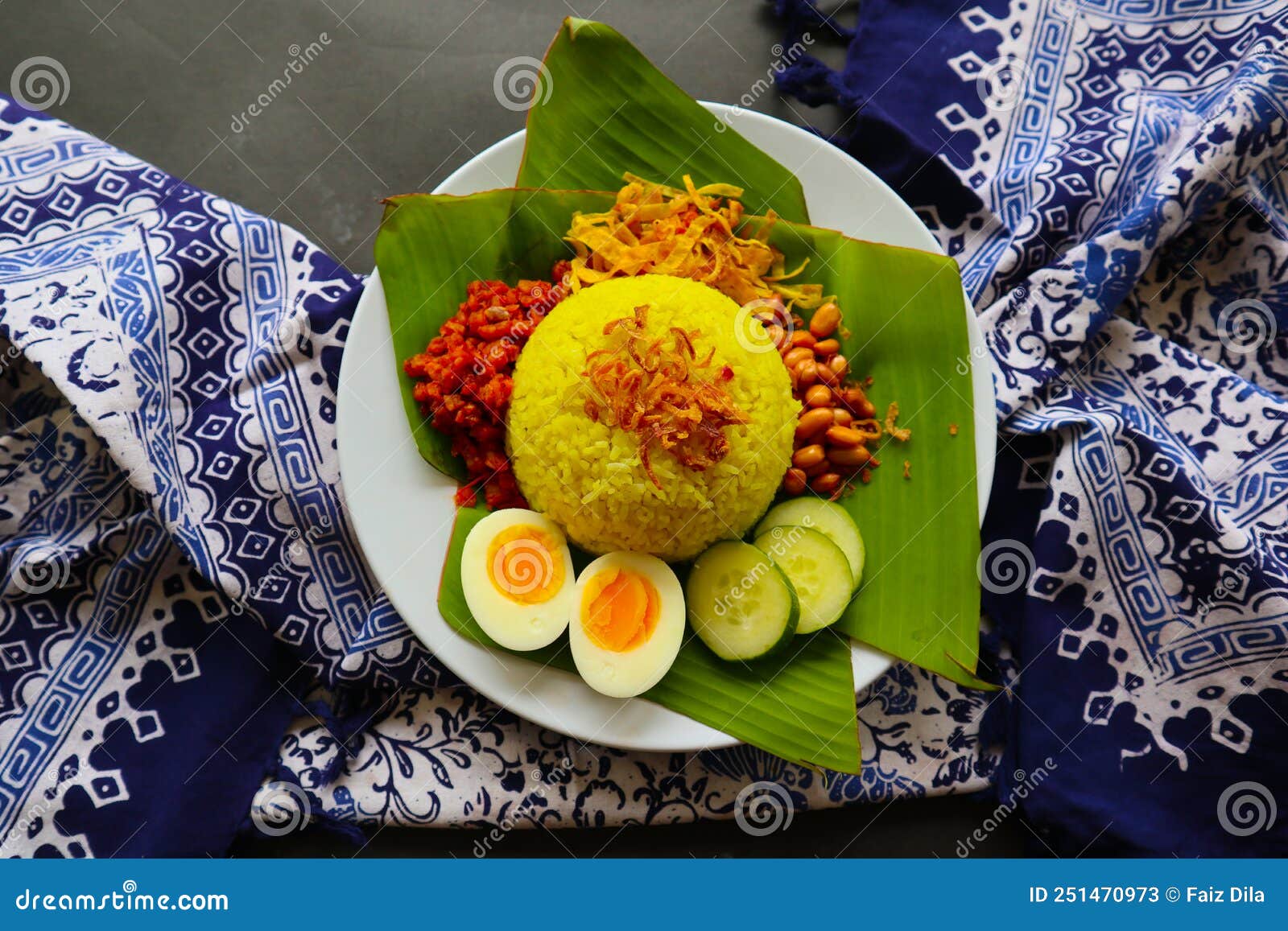Nasi Kuning Ou Le Riz Jaune Ou Le Riz Tumérique Est La Nourriture  Traditionnelle Asiatique. Image stock - Image du sain, ingrédient: 251470973