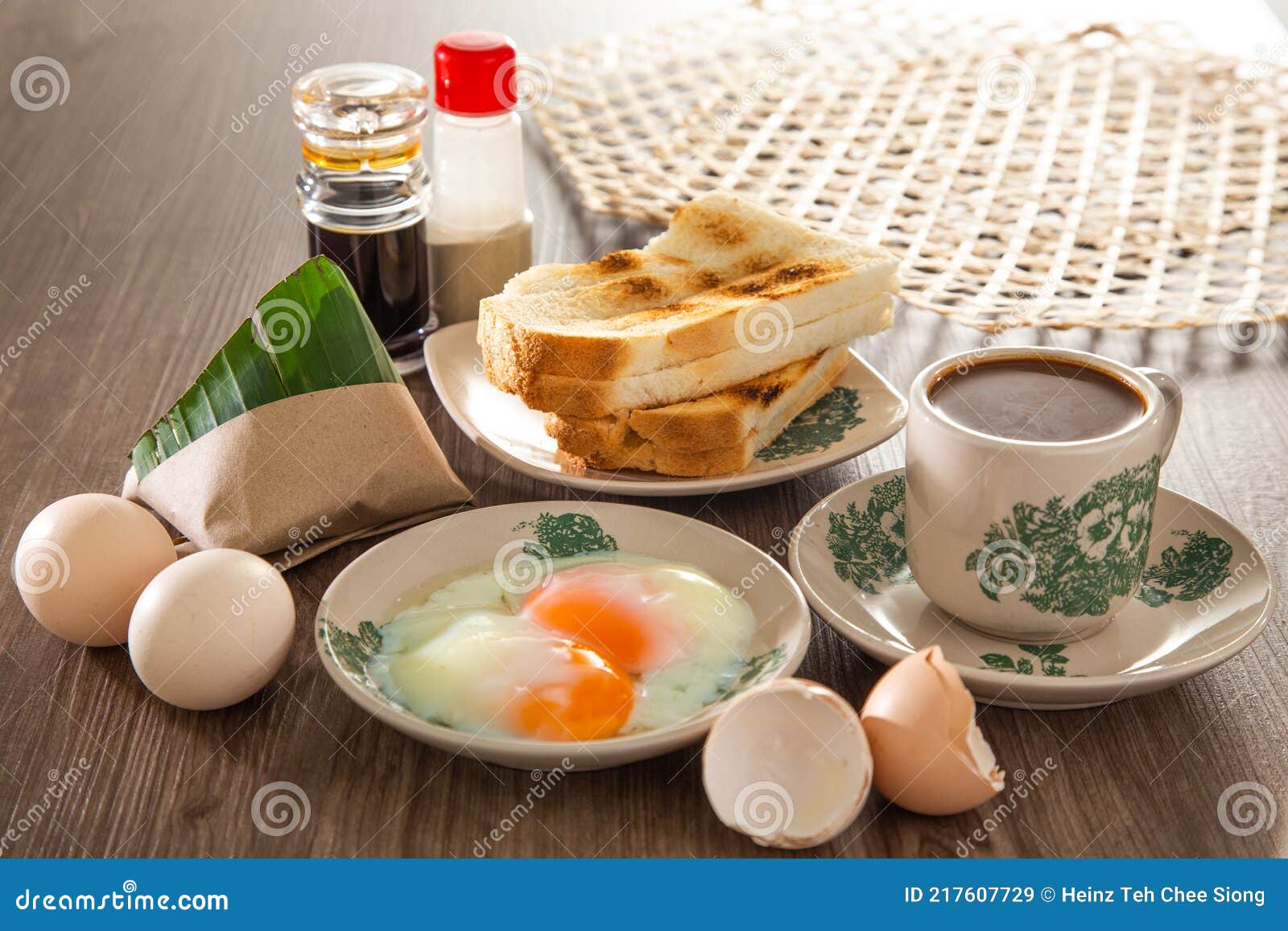 马来西亚的传统早餐，包括咖啡、椰浆饭、烤面包和半熟鸡蛋库存图片- 图片包括有捷克人, 马来西亚人: 217607729