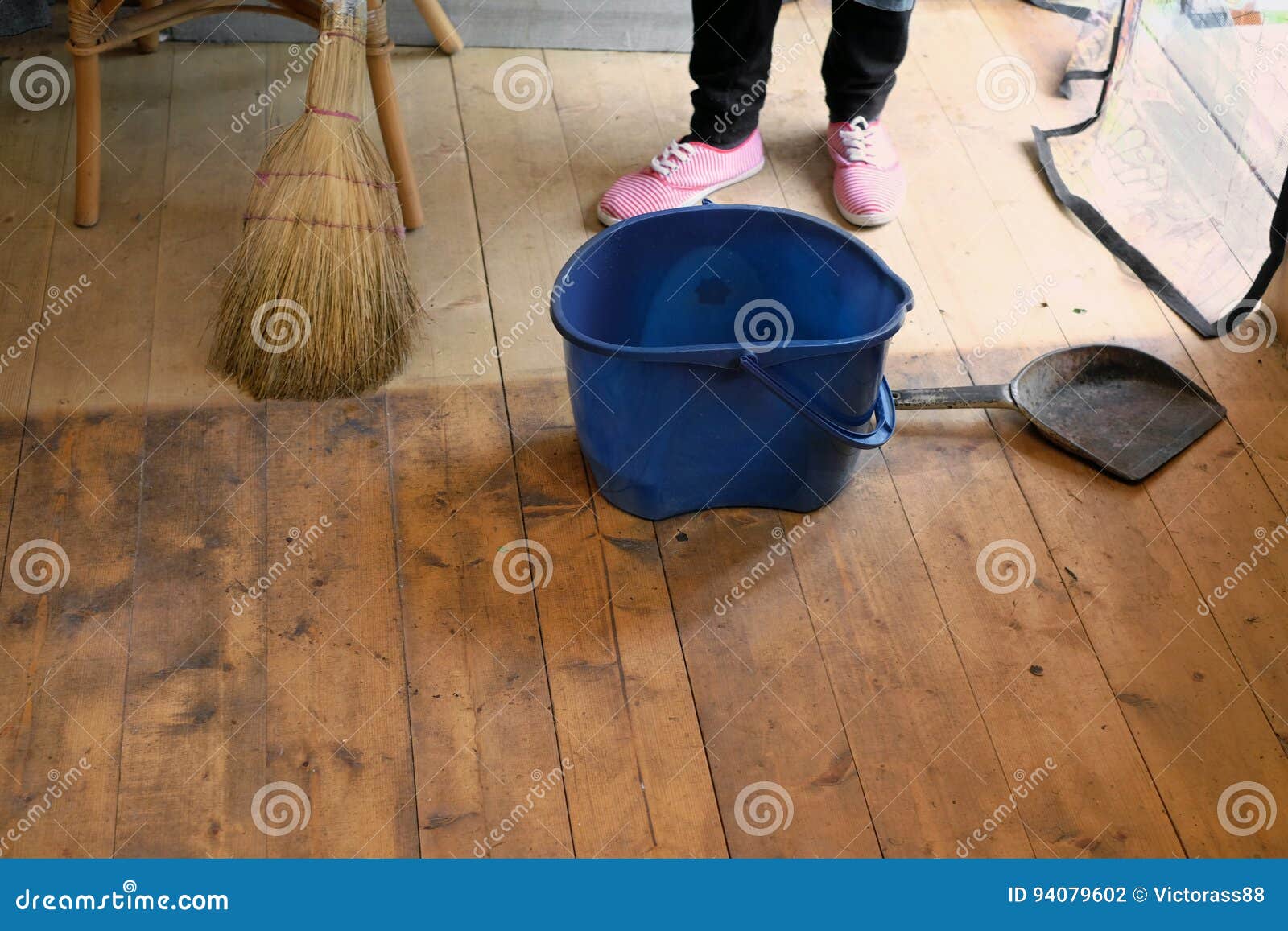 Nasse Boden Besen Und Staubwanne Stockfoto Bild Von Boden Nasse