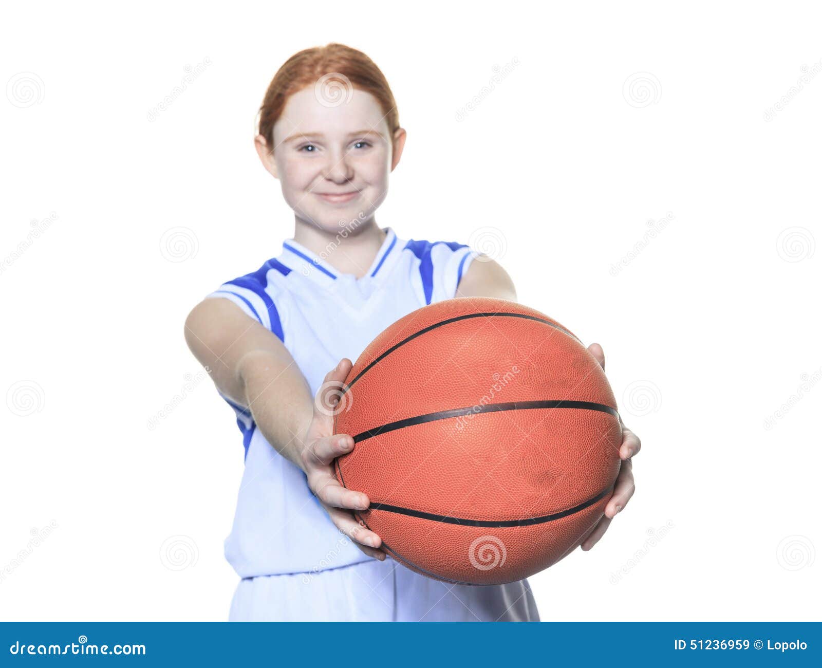Nastolatka gracz koszykówki nad białym tłem