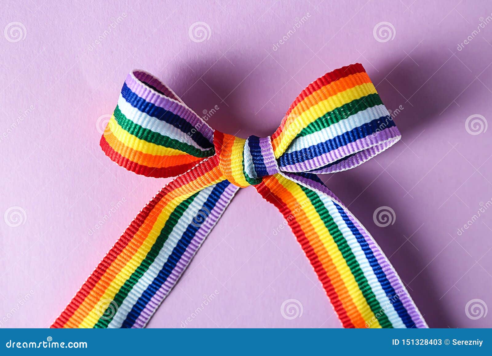 Nastro Dell'arcobaleno Con L'arco Come Simbolo Di LGBT Sul Fondo Di Colore  Immagine Stock - Immagine di omosessuale, minoranze: 151328403