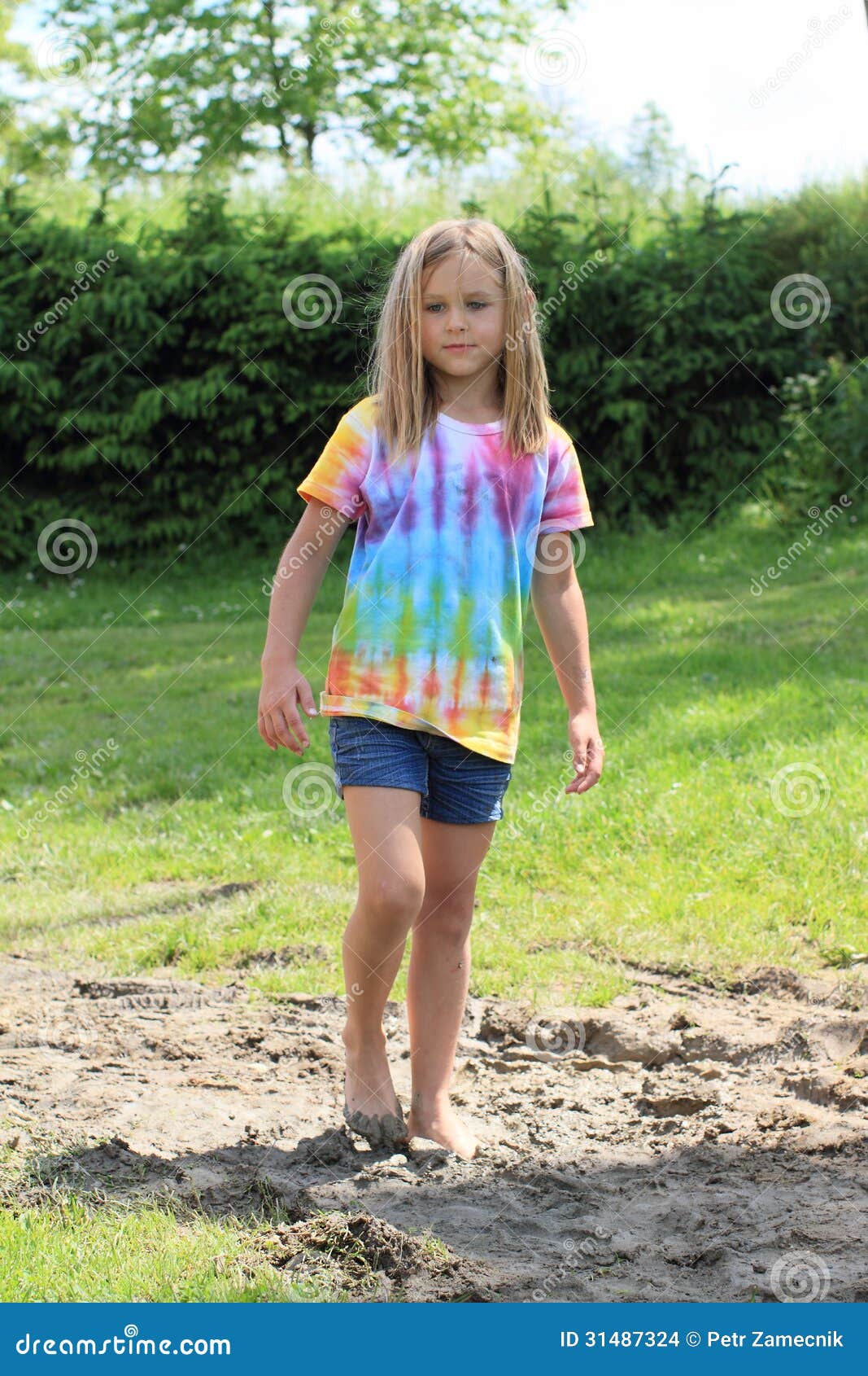 https://thumbs.dreamstime.com/z/nasty-girl-mud-happy-little-barefoot-walking-31487324.jpg