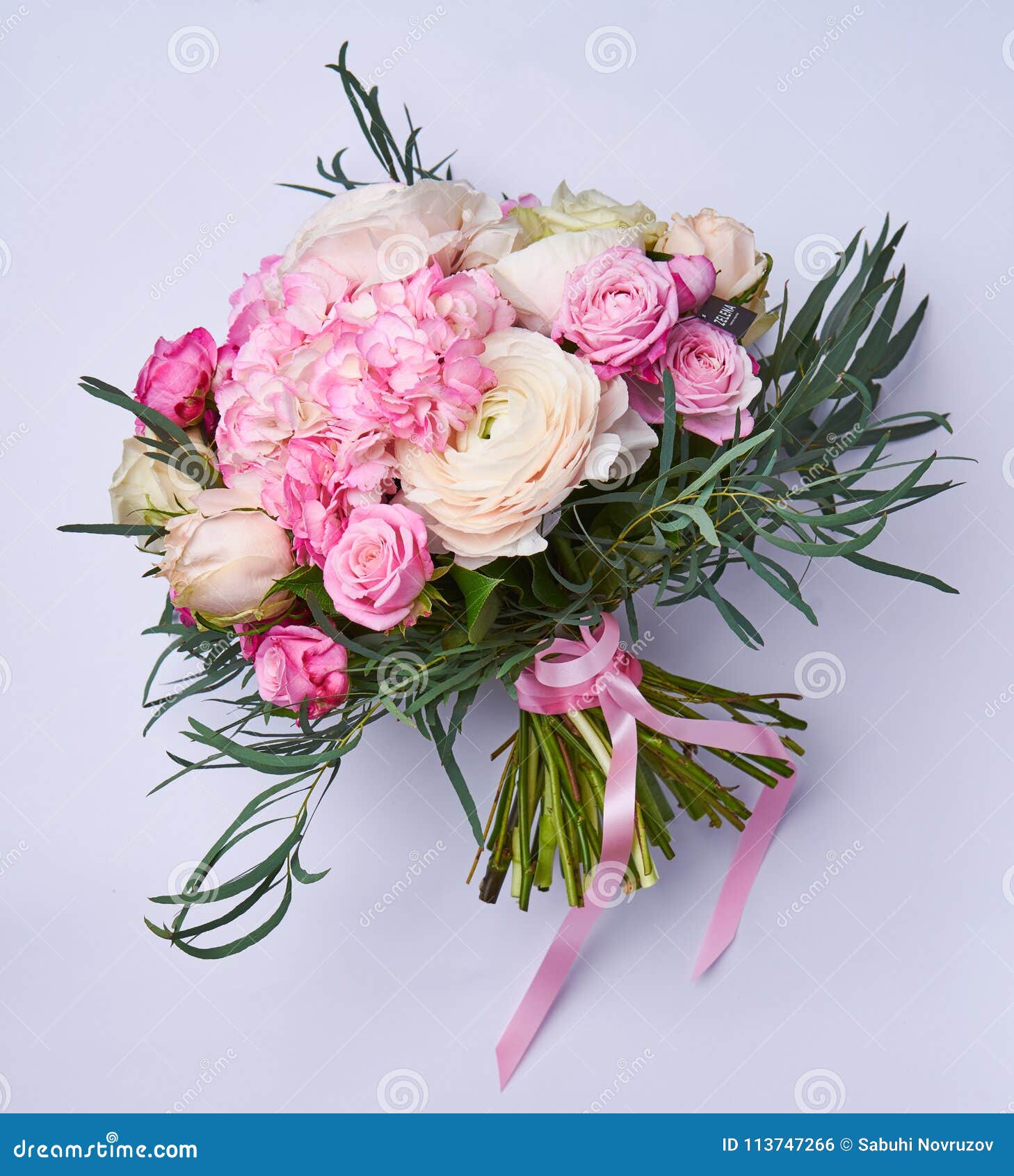 Naturlicher Heller Blumenstrauss Von Blumen Rosa Blumen Auf Farbhintergrund Rosen Und Krauter Hande Der Braut Und Des Brautigams Stockfoto Bild Von Blumenstrauss Hande