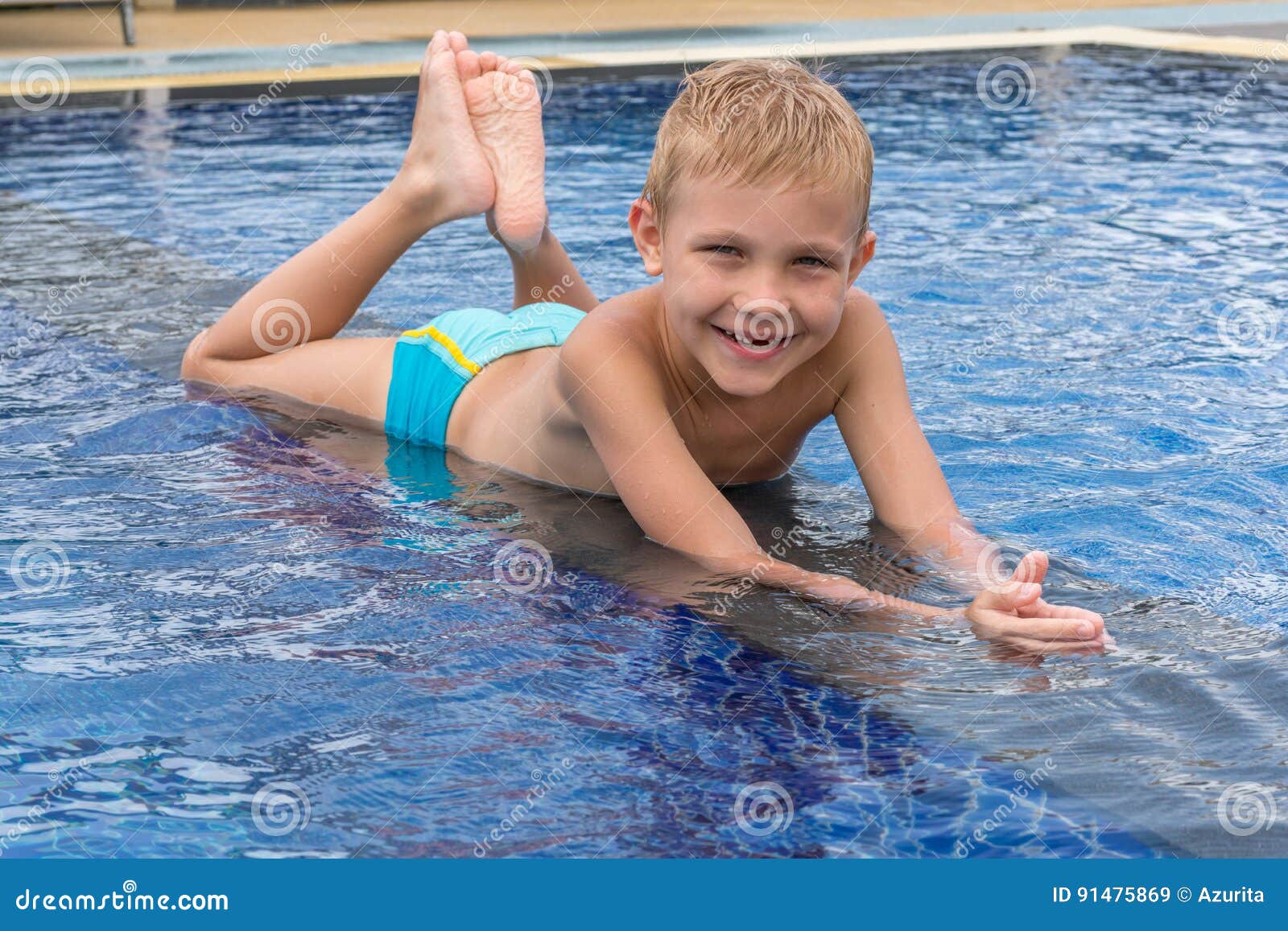 Мальчик трусы бассейн