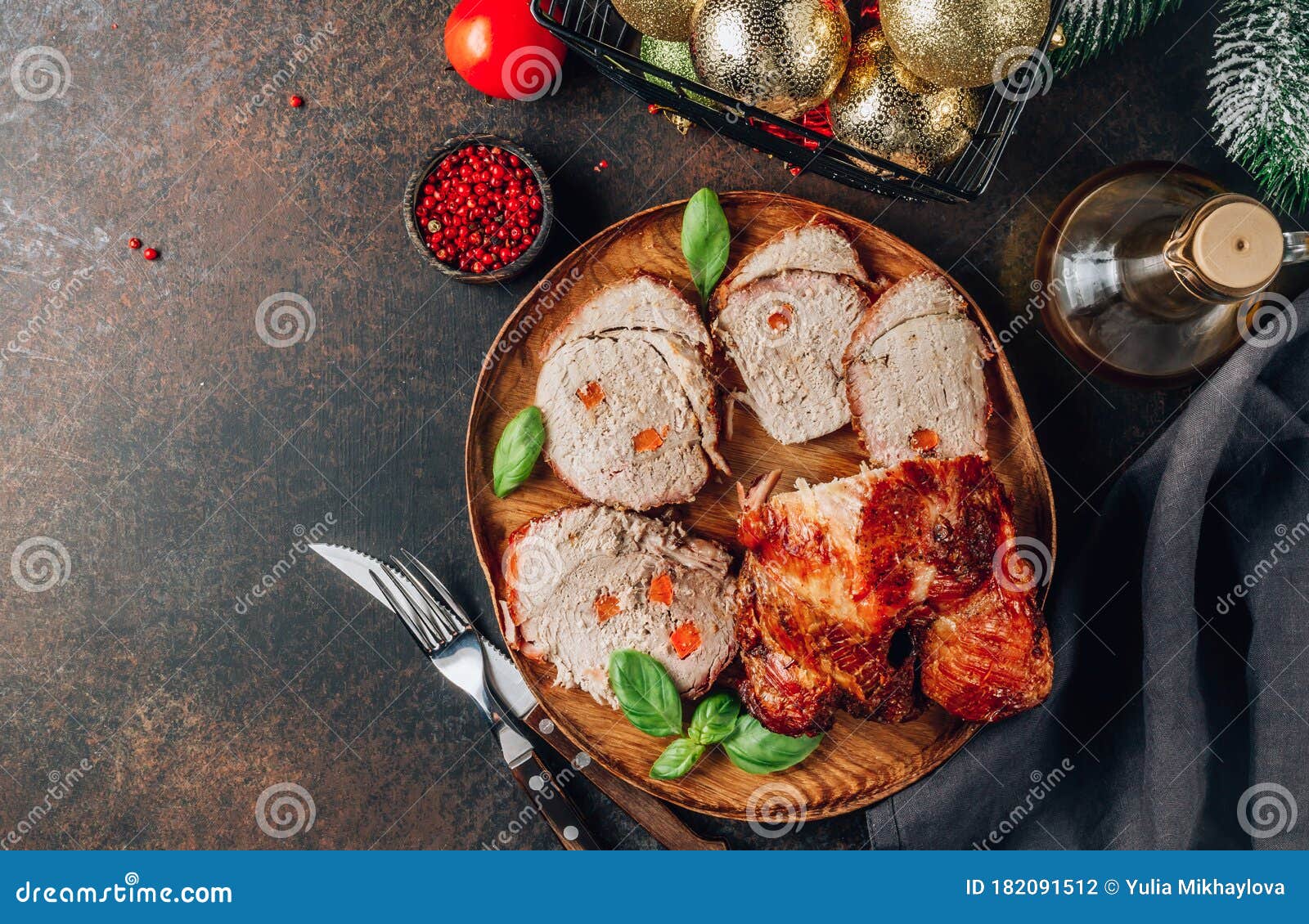 Natal Assou Carne De Porco Assada Para O Jantar De Natal De Natal Em Fundo  Escuro. Foto de Stock - Imagem de cozido, rosmaninho: 182091512