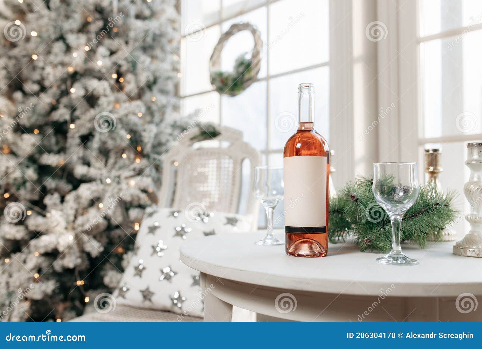 Natal Decoração Festiva Com Garlands Garrafas De Vidro De Vinho Bolas  Douradas E Pinheiro. Foto de Stock - Imagem de descanso, santa: 206304170