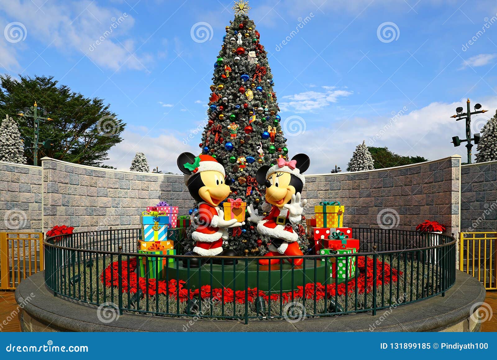 Natal Em Disneylândia Hong Kong Com O Rato Do Mickey E De Minnie Imagem  Editorial - Imagem de presentes, cumprimentos: 131899185