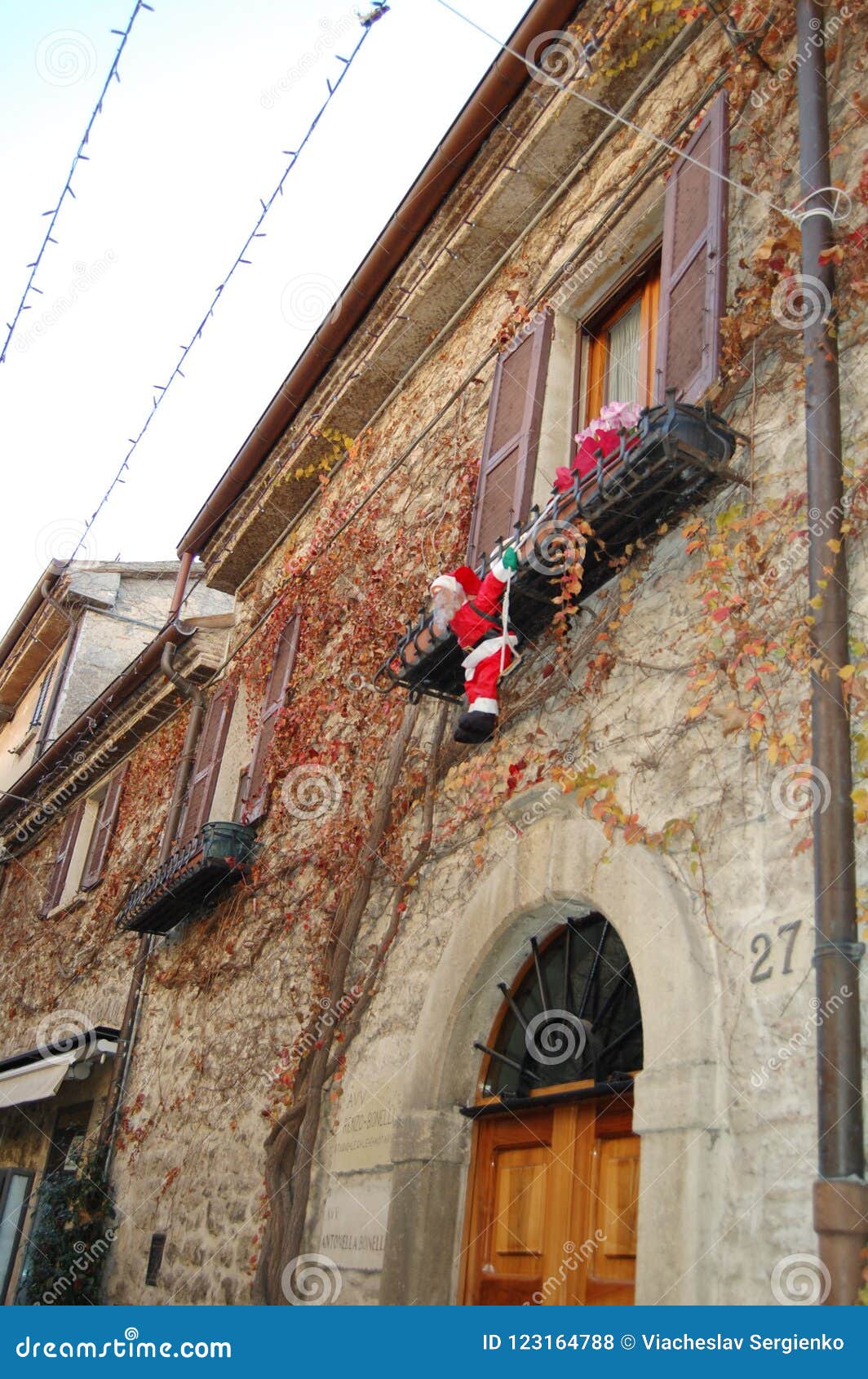 Natal Em Itália, São Marino Decorações Do Natal Fora Da Casa Foto de Stock - Imagem de velho, santa: 123164788 Natal Em Itália, São Marino Decorações Do Natal Fora Da Casa Foto de Stock - Imagem de velho, santa: 123164788