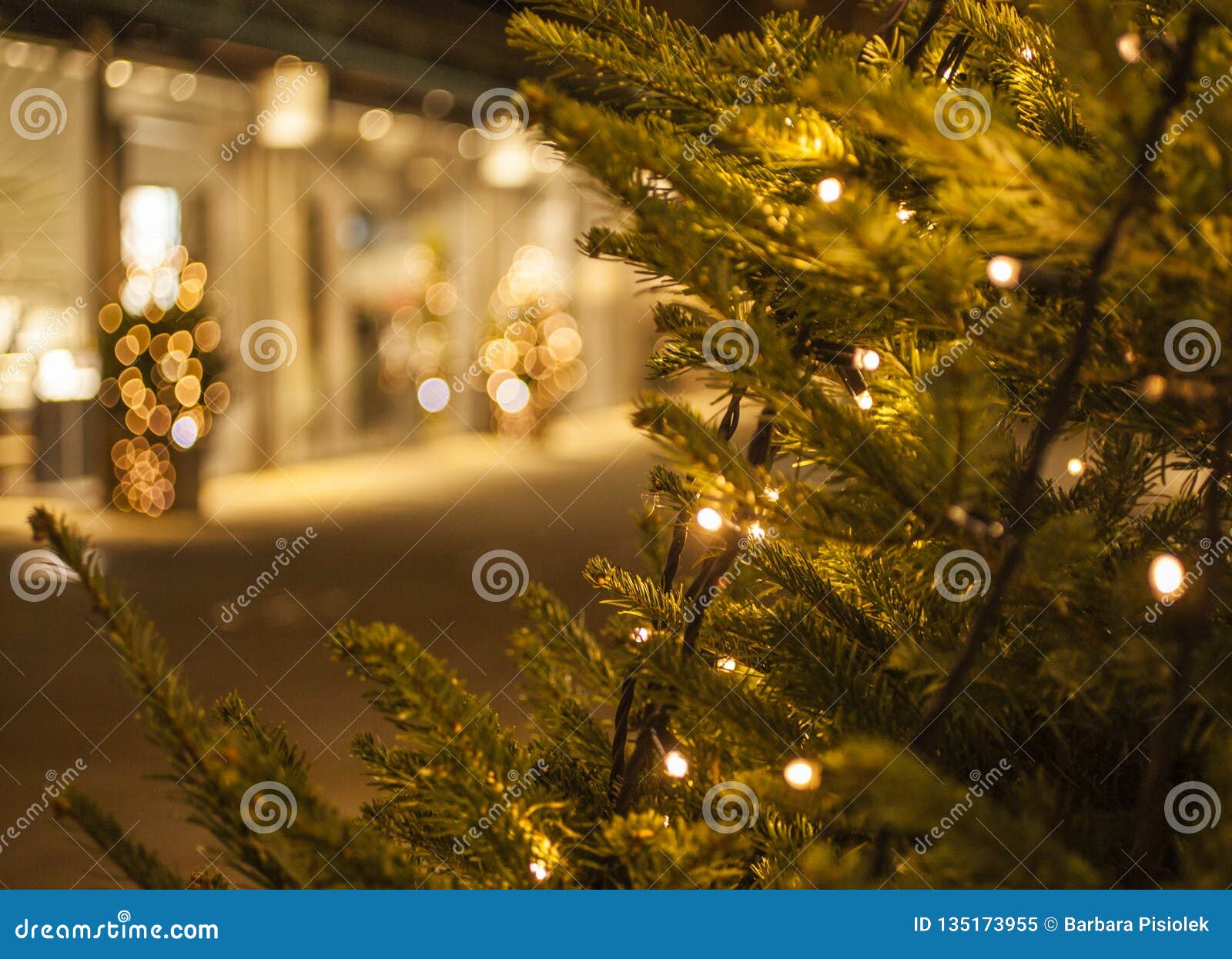 Natal Em Londres, Inglaterra, O BRITÂNICO - árvores De Natal Na Rua E Nas  Luzes Coloridas Imagem de Stock - Imagem de bulbos, festival: 135173955