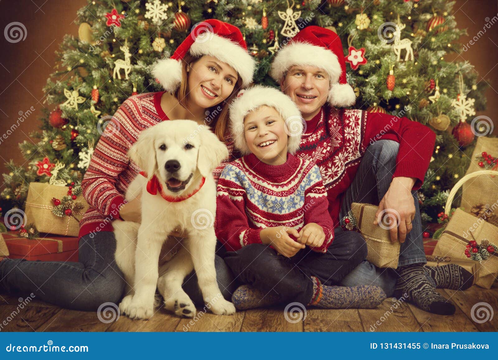 Foto Di Natale Famiglia.Natale Famiglia E Cane Sotto L Albero Di Natale Padre Felice Child Portrait Della Madre In Cappelli Rossi Immagine Stock Immagine Di Famiglie Bello 131431455