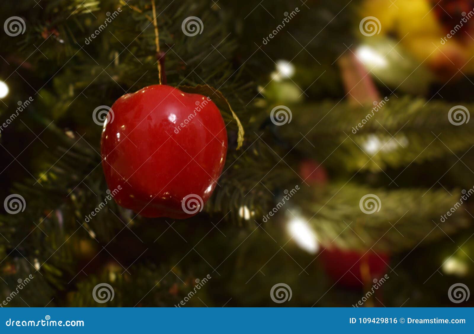 Sfondi Natalizi Apple.Natale Rosso Apple Nell Albero Di Natale Con Le Luci Bianche Fotografia Stock Immagine Di Luci Piombo 109429816