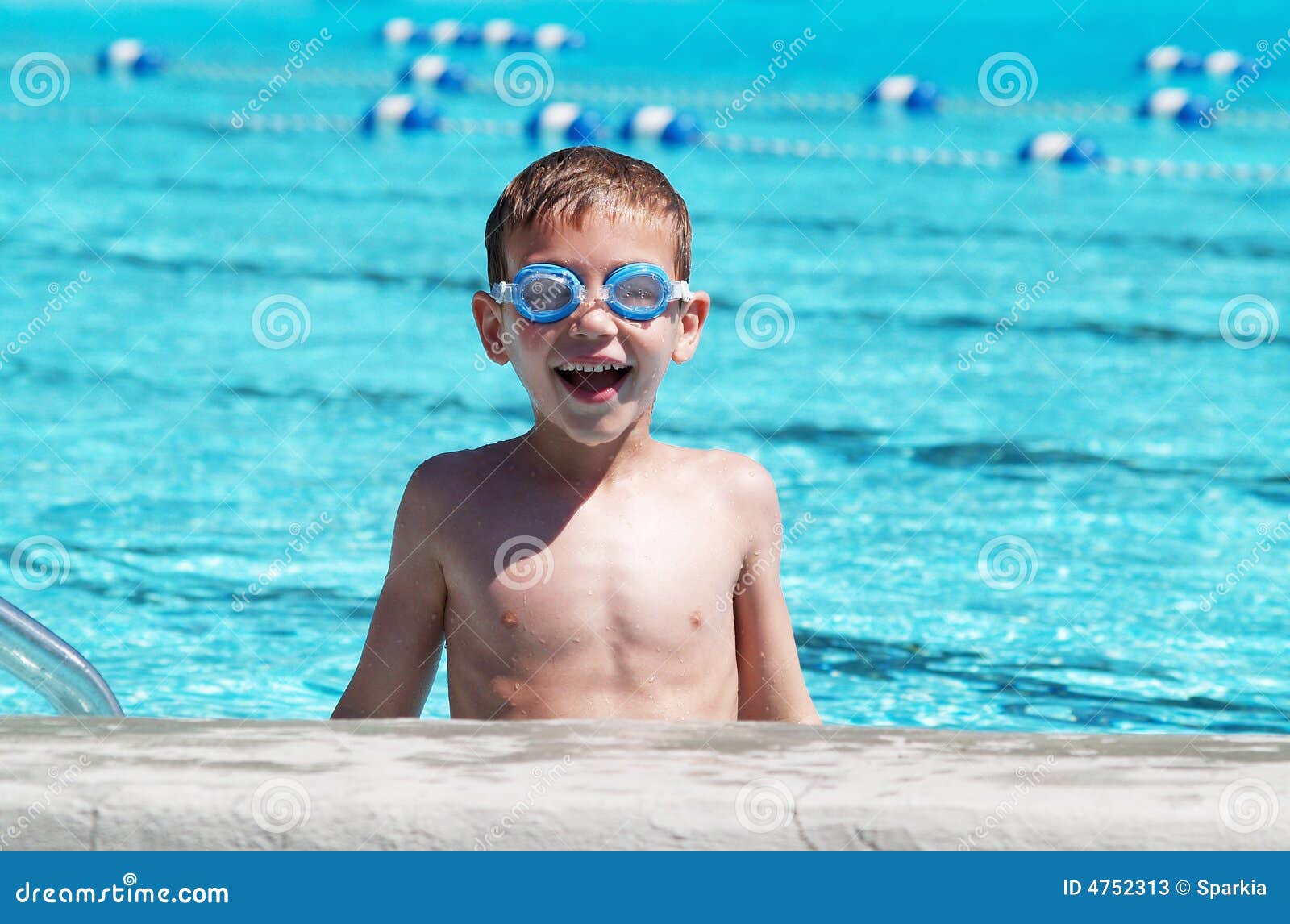 Un Garçon Dans Une Casquette De Natation Et Des Lunettes Est Assis Image  stock - Image du capuchon, plongée: 293658701