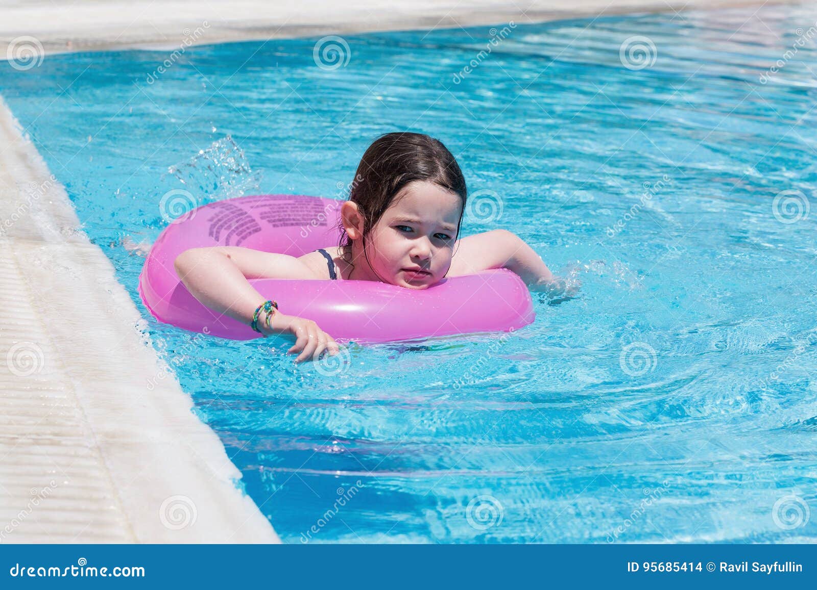 Natation De Petite Fille Dans Un Regroupement Photo Stock Image Du Fille Caucasien