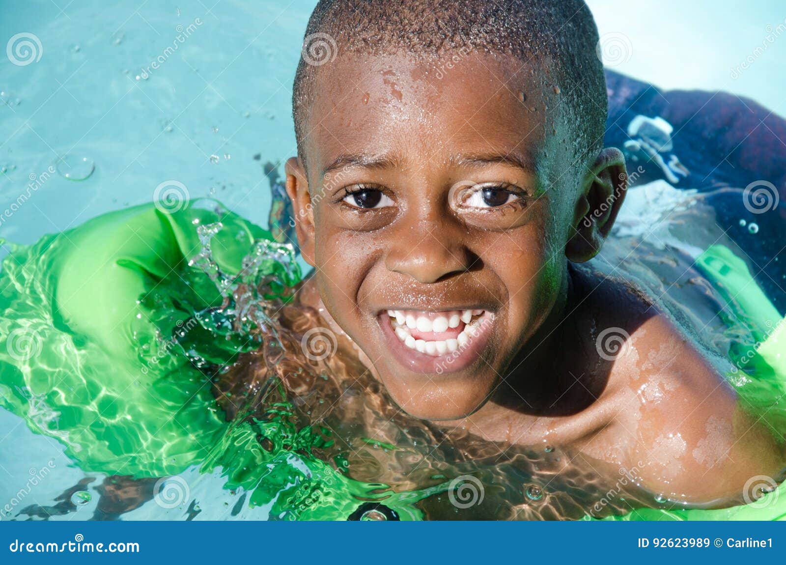 Natation Heureuse D Enfant Dans La Piscine Image Stock Image Du Lifestyles Lumineux