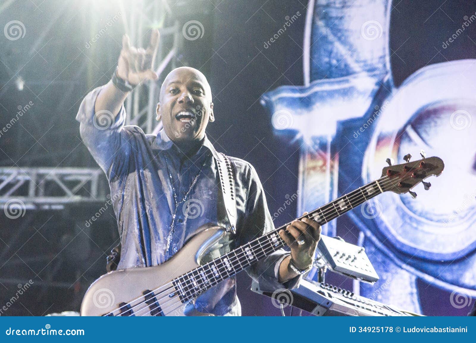 https://thumbs.dreamstime.com/z/nathan-east-toto-live-bass-player-rome-italy-june-34925178.jpg
