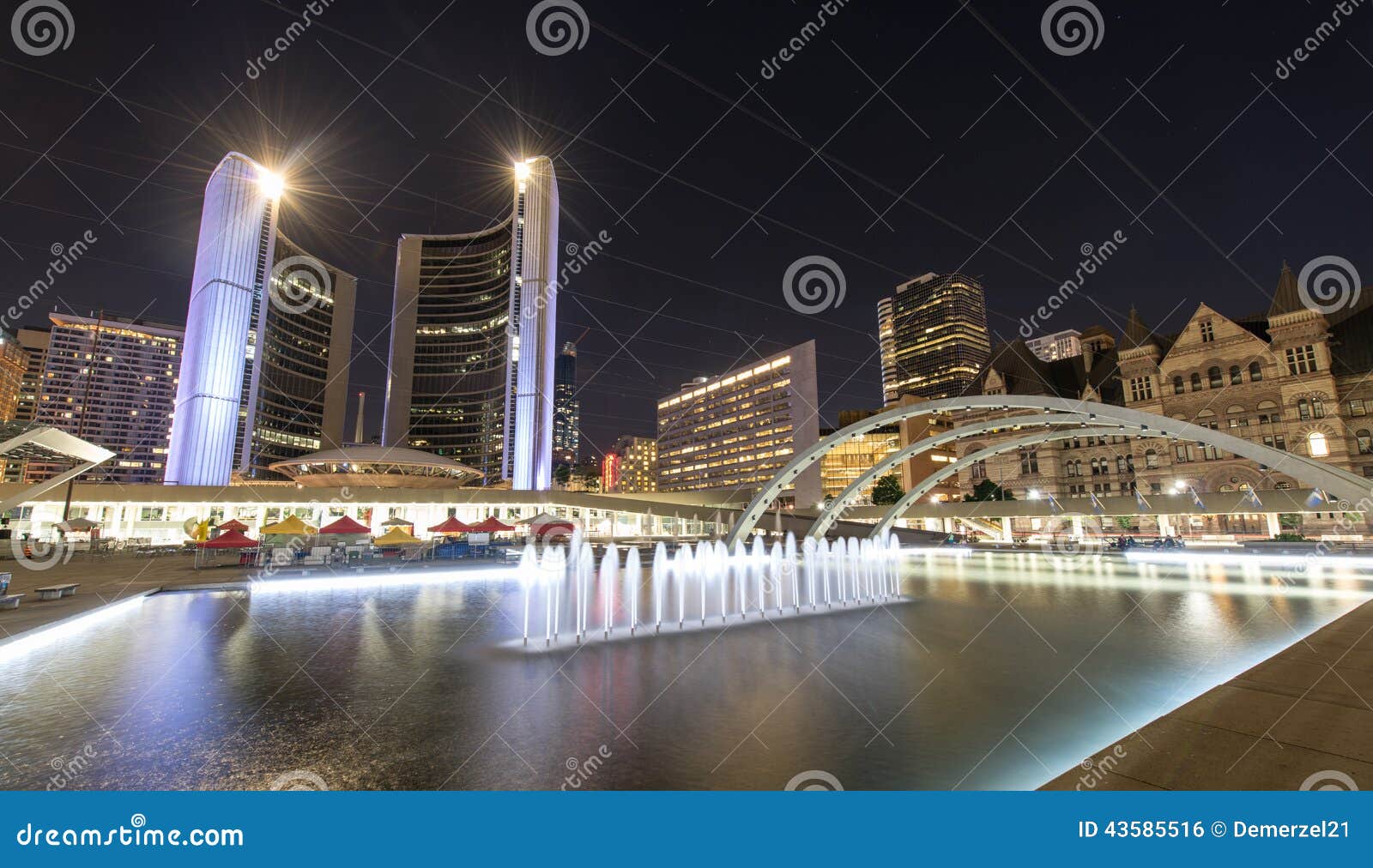 nathan phillips square in toronto