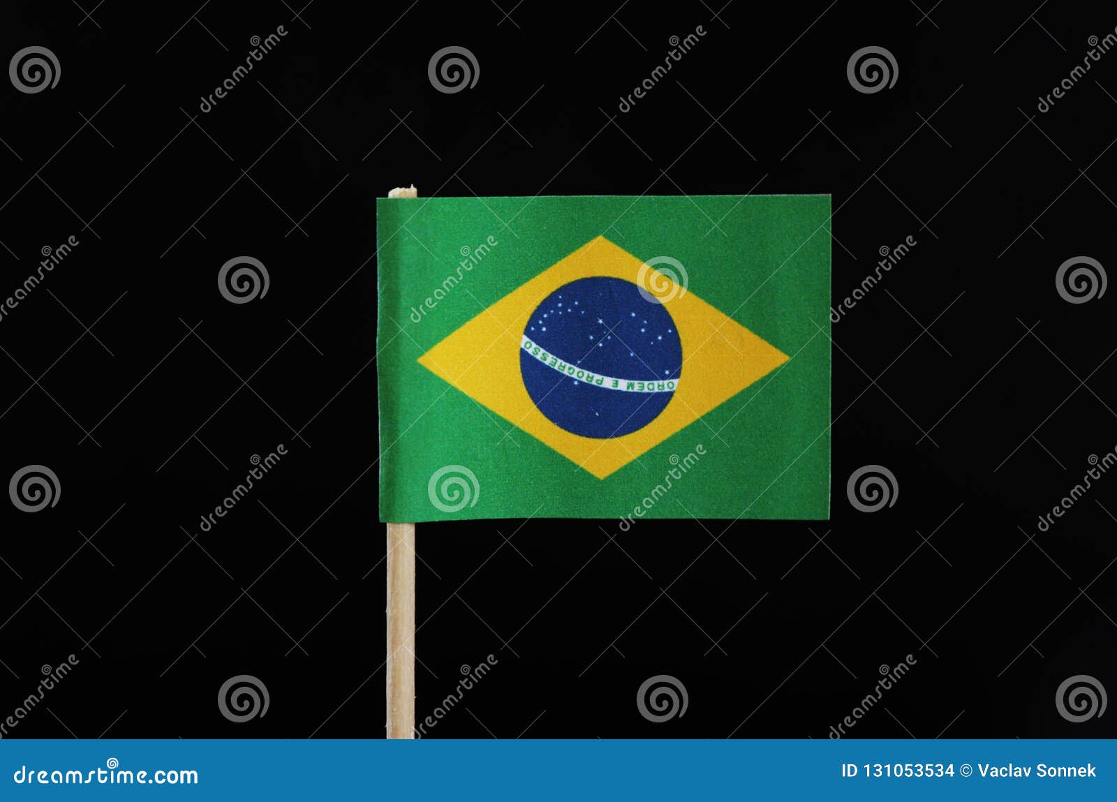 Hãy chiêm ngưỡng cờ quốc gia Brazil tuyệt đẹp được in trên que tăm và trên nền đen tối giản. Với sắc màu tươi sáng, mẫu thiết kế ấn tượng, và chất liệu cao cấp, hình ảnh này sẽ khiến bạn say mê và thèm muốn nhiều hơn.