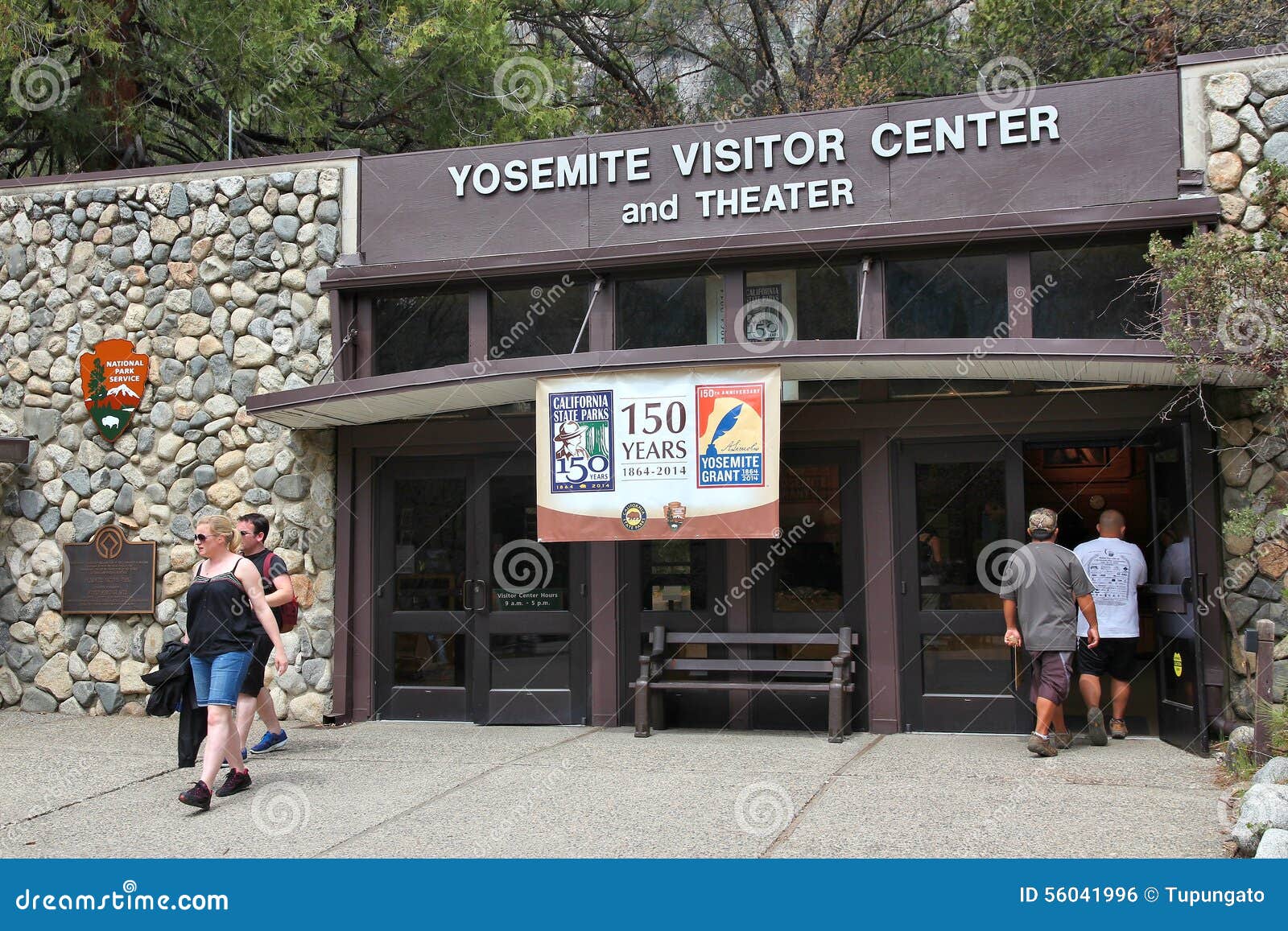 Nationalparkbesökaremitt. YOSEMITE USA - APRIL 11, 2014: Mitt för besökare för folkbesökYosemite nationalpark i Kalifornien Parkera hade 3.853.404 besökare i 2012