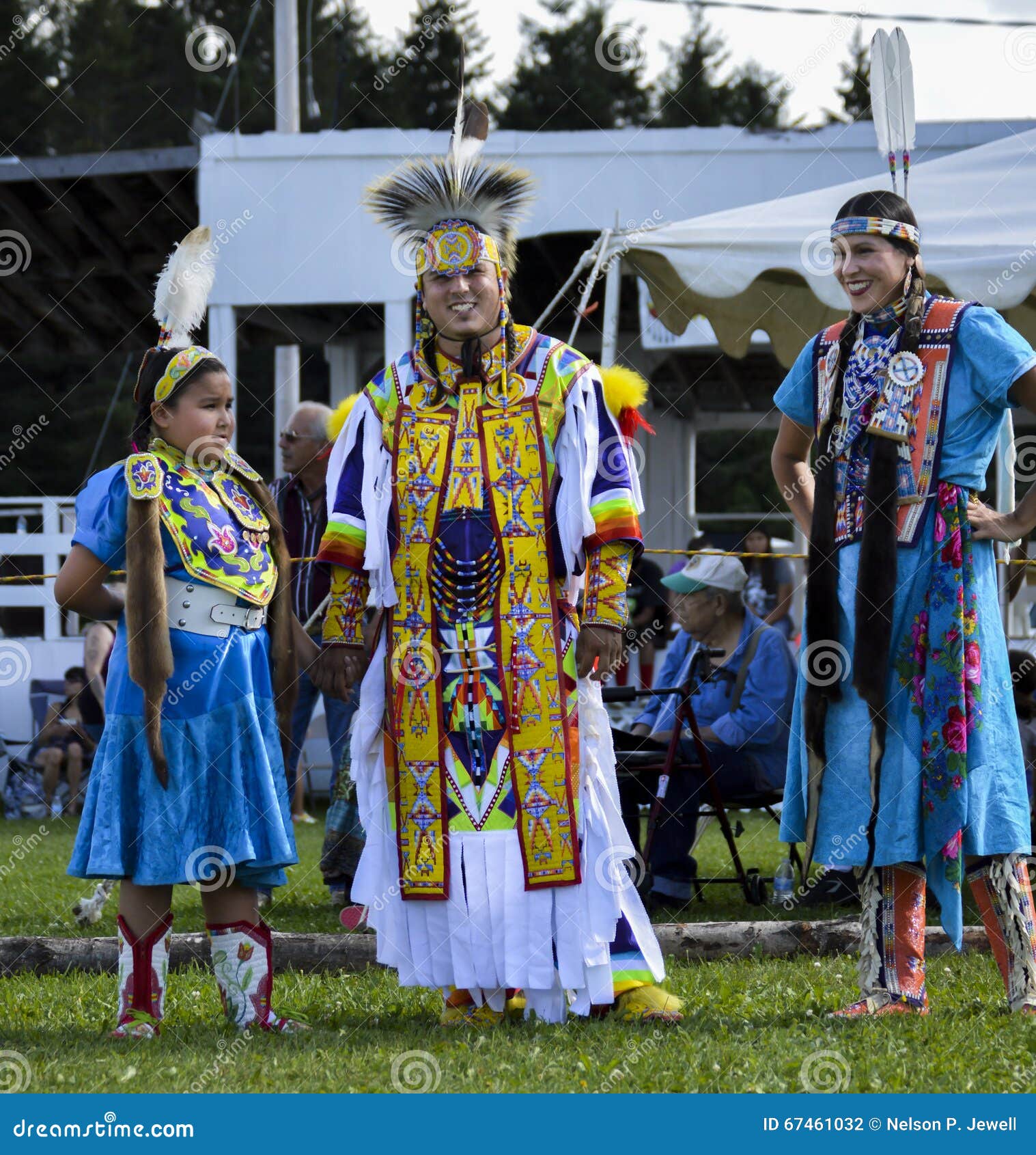 native-american-micmac-family-dancers-smiling-editorial-image
