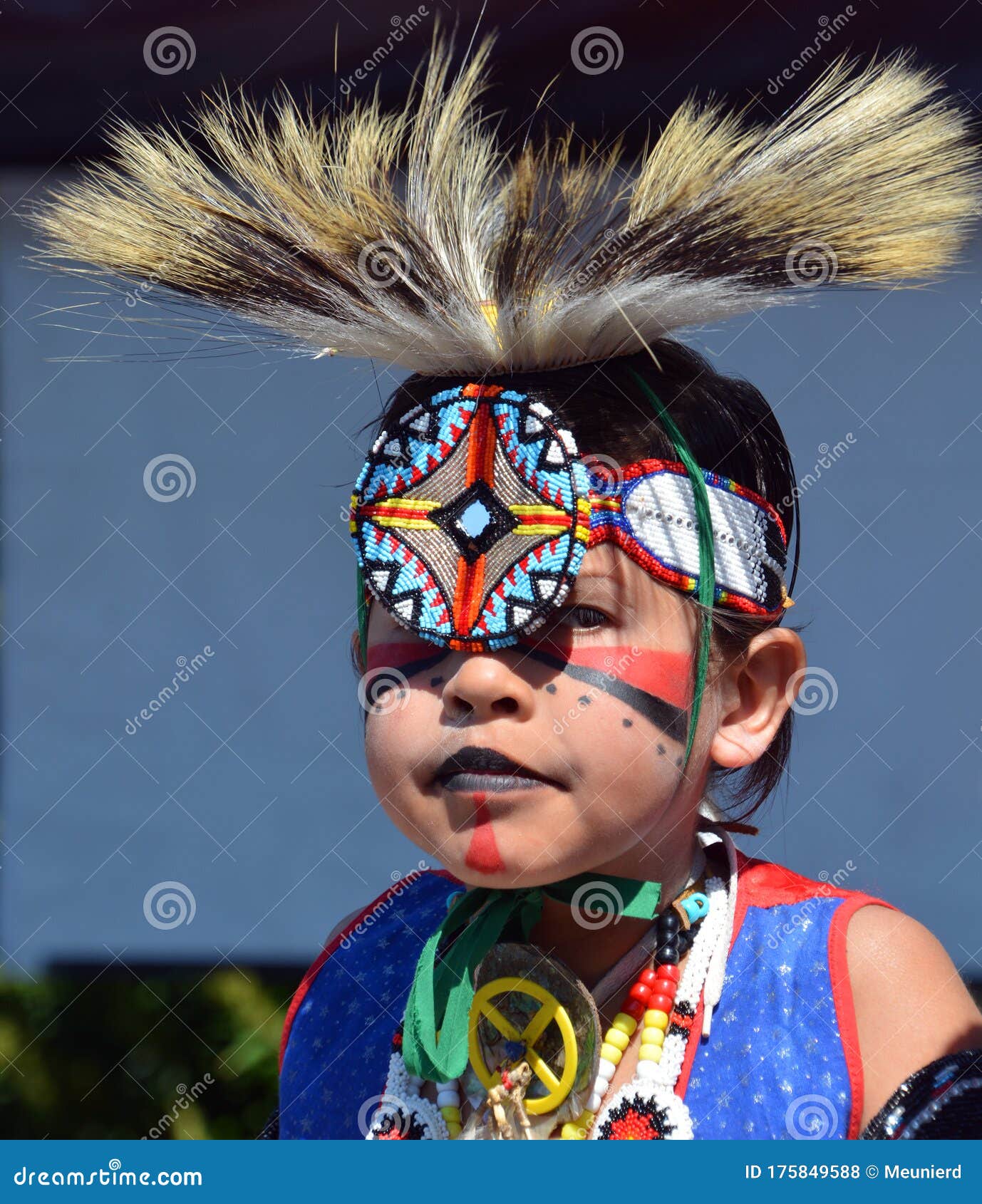 Native Indian Boy in Traditional Costume. Photo stock éditorial Image