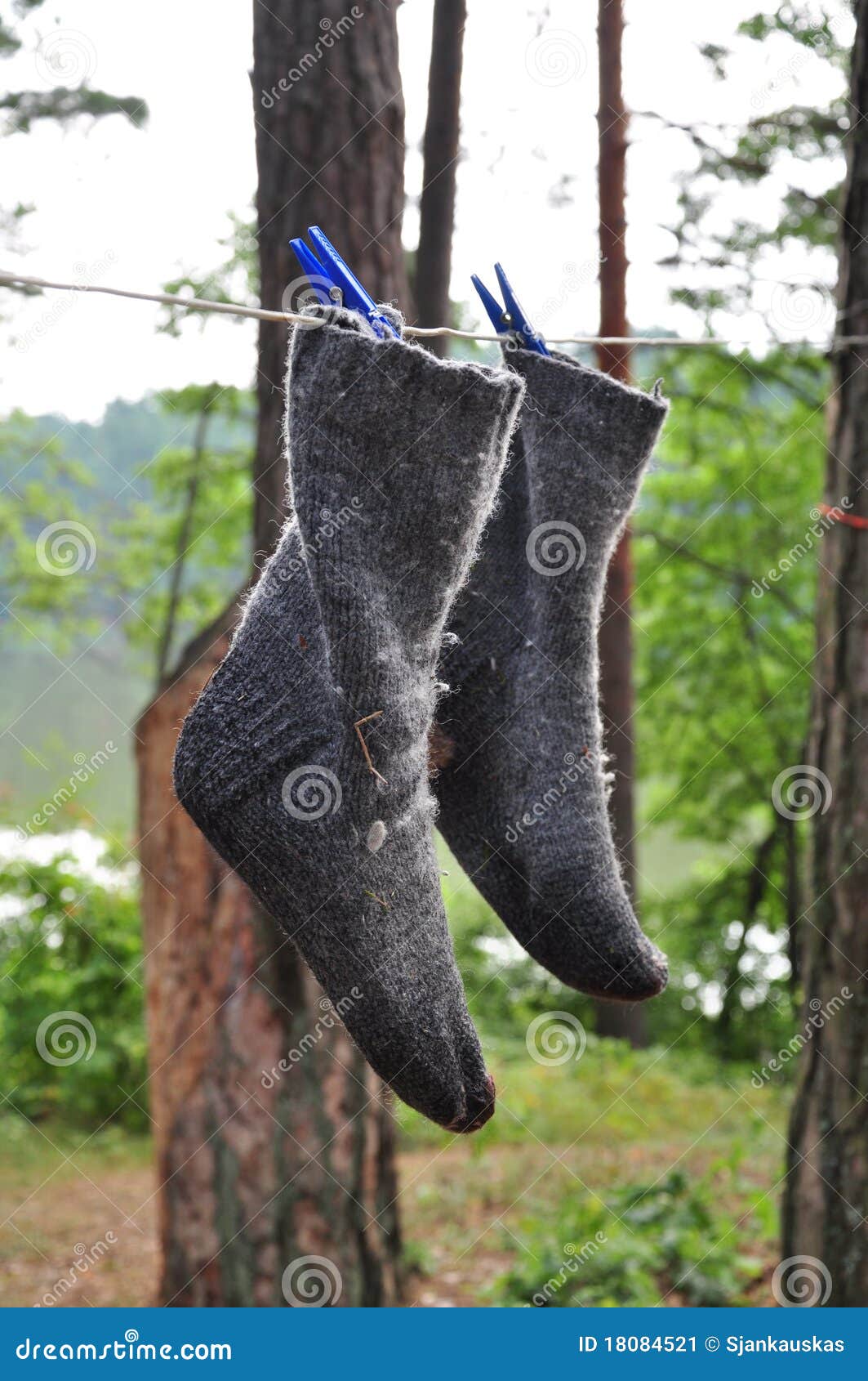 Piepen vergaan Grondig Natte Sokken Die Op Een Kabel Drogen Stock Afbeelding - Image of sokken,  droog: 18084521