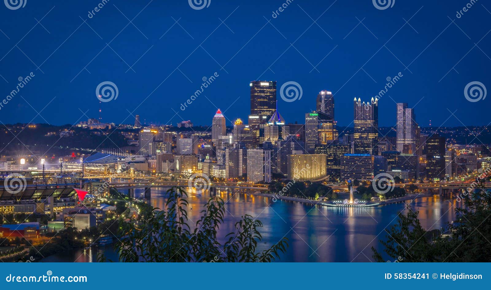 Nattplats Pittsburgh. En nattplats av i stadens centrum pittsburgh från västra kust