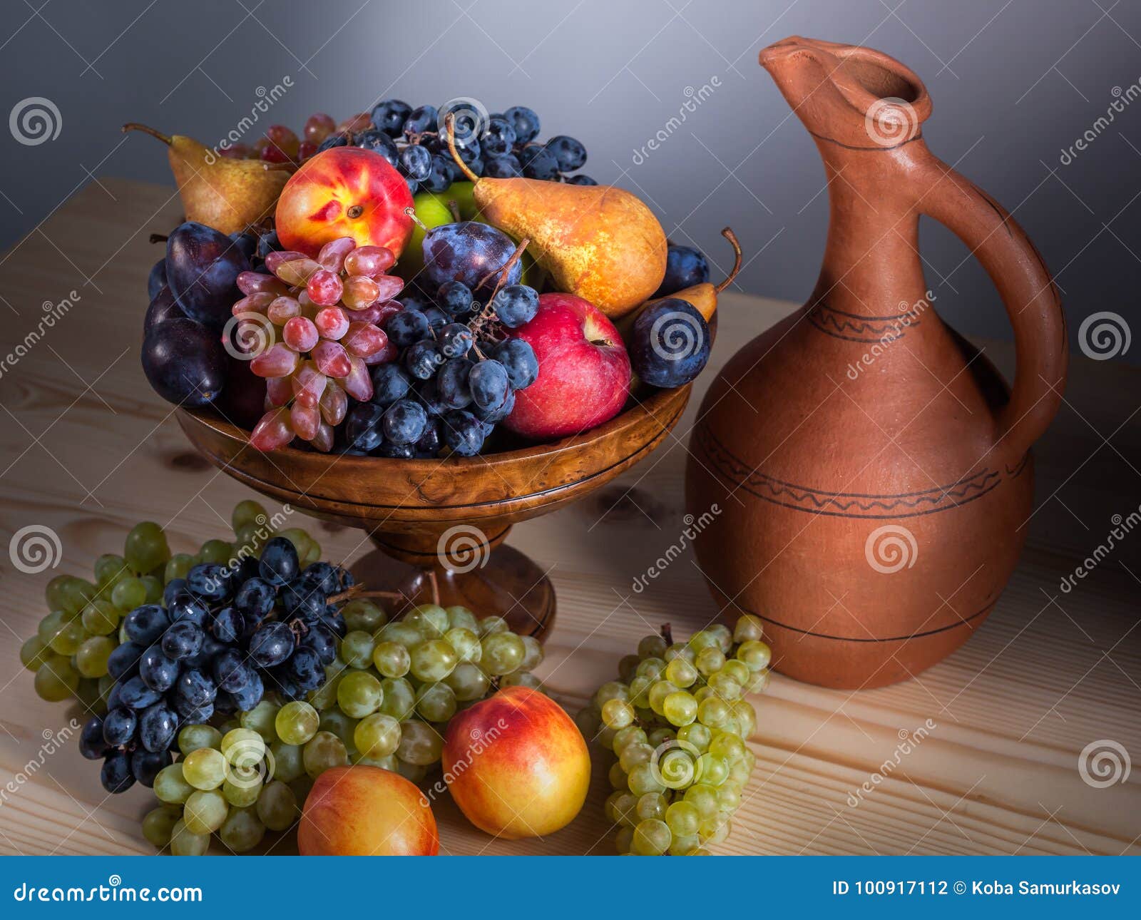 Natura Morta Autunnale Della Frutta Con La Brocca Georgiana Sulla Linguetta Di Legno Rustica Fotografia Stock Immagine Di Georgia Brocca