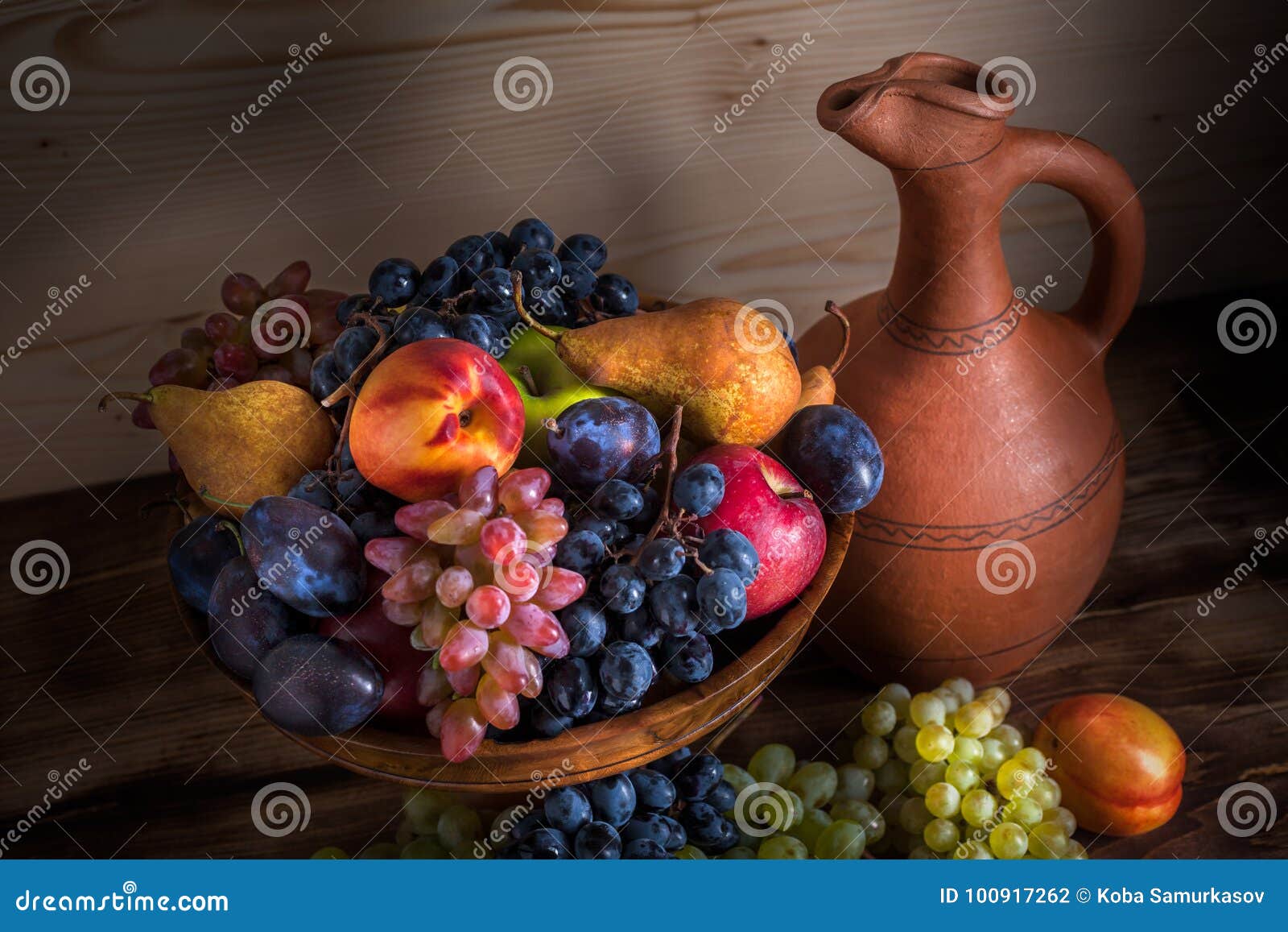 Natura Morta Autunnale Della Frutta Con La Brocca Georgiana Sulla Linguetta Di Legno Rustica Fotografia Stock Immagine Di Nave Saporito