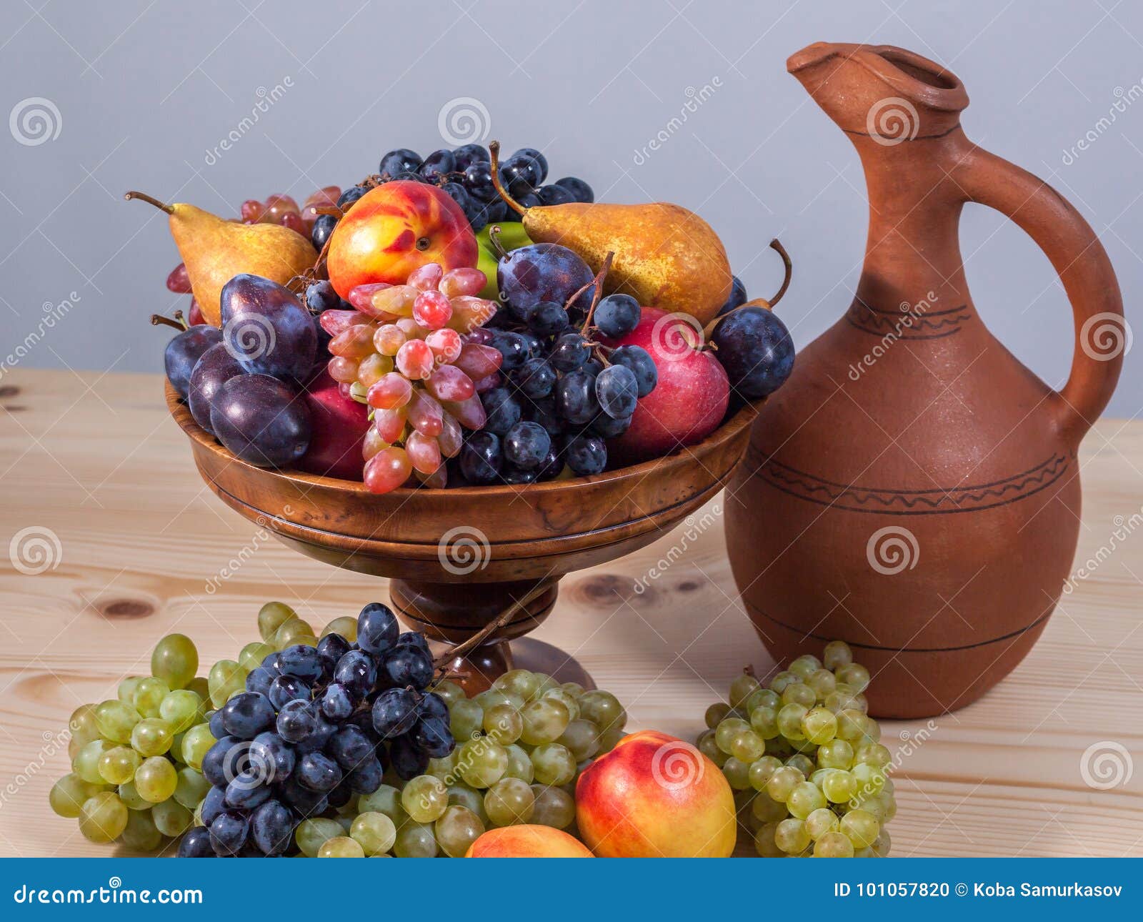 Natura Morta Autunnale Della Frutta Con La Brocca Georgiana Sulla Linguetta Di Legno Rustica Fotografia Stock Immagine Di Vigna Raccolta