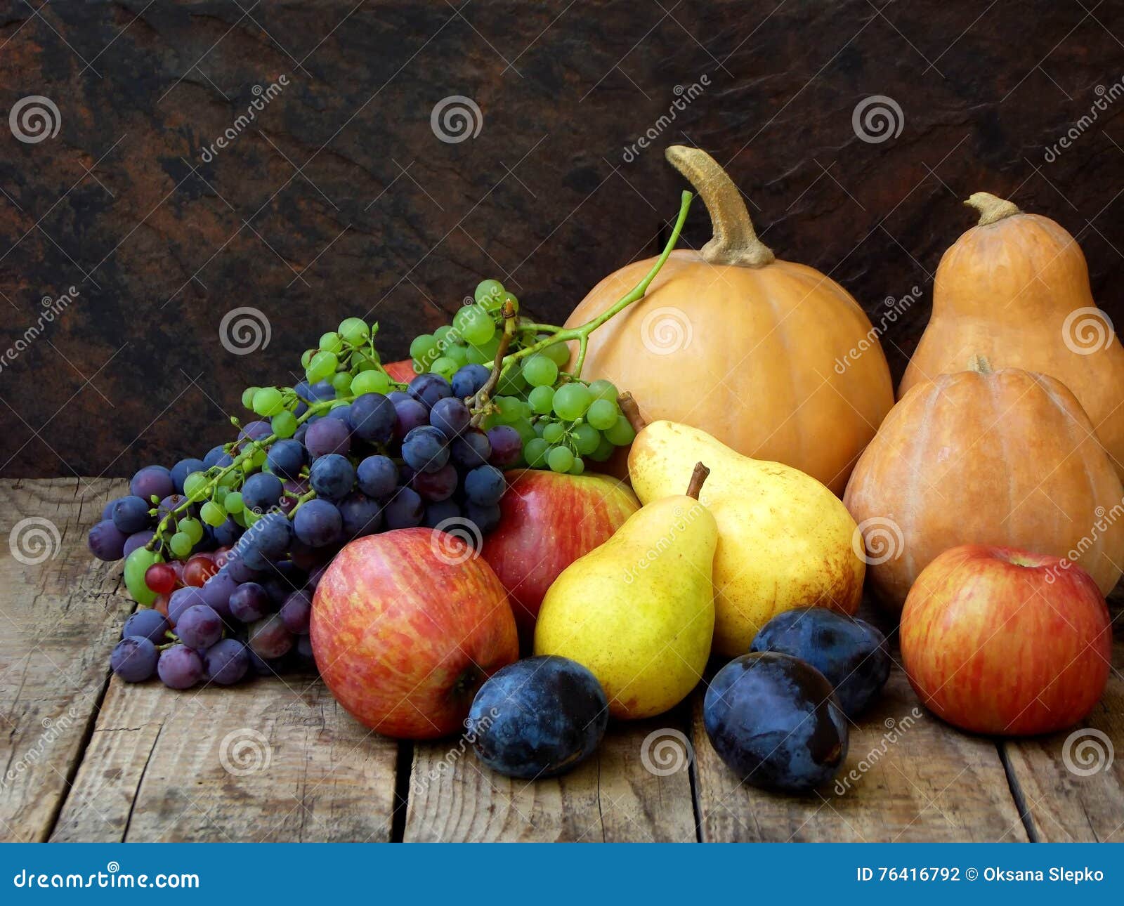 Natura Morta Dei Frutti Di Autunno Zucca Uva Mela Pera Prugna Fotografia Stock Immagine Di Frutta Background