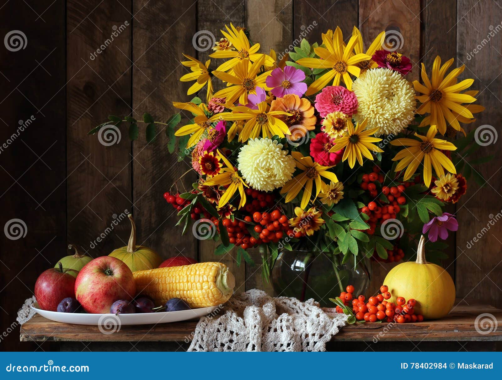 Natura Morta Di Autunno Con I Fiori E La Frutta Fotografia Stock Immagine Di Rustic Autunno